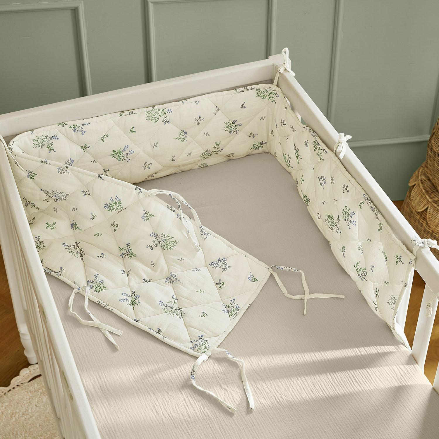 Tour de lit Nymariel Tour de lit en coton crème avec motif floral vert et bleu pour lit bébé, protection douce et confortable