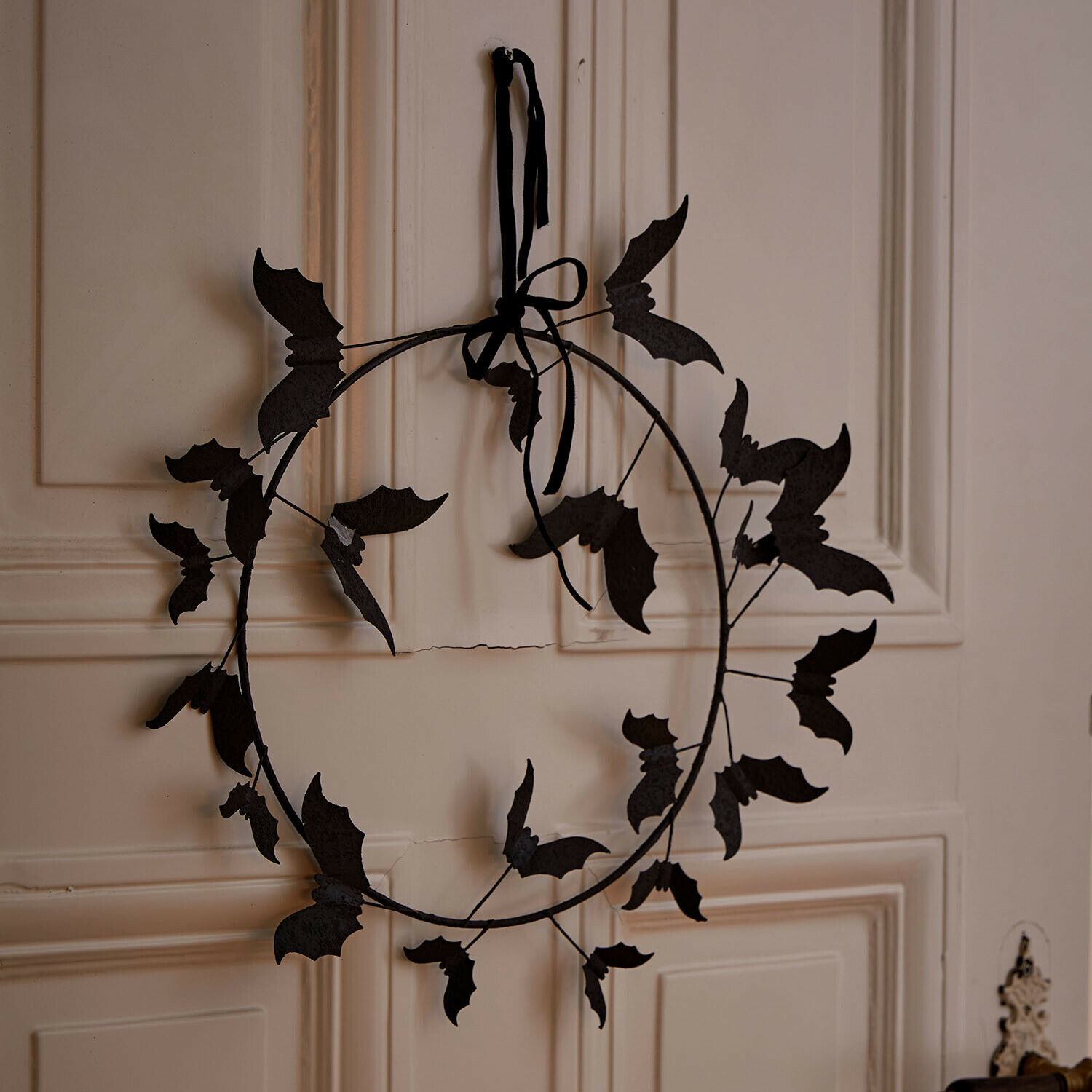Couronne Brynnach Couronne décorative en métal noir avec chauves-souris, parfaite pour Halloween et décoration murale