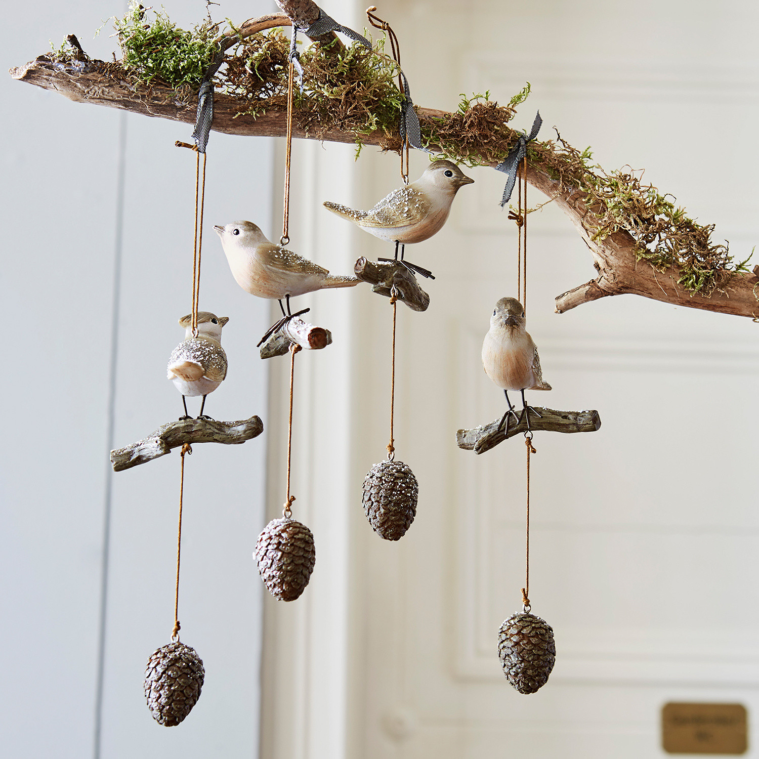 Lot de 4 oiseaux Vianne Décoration suspendue avec oiseaux et pommes de pin en couleurs naturelles pour intérieur et jardin