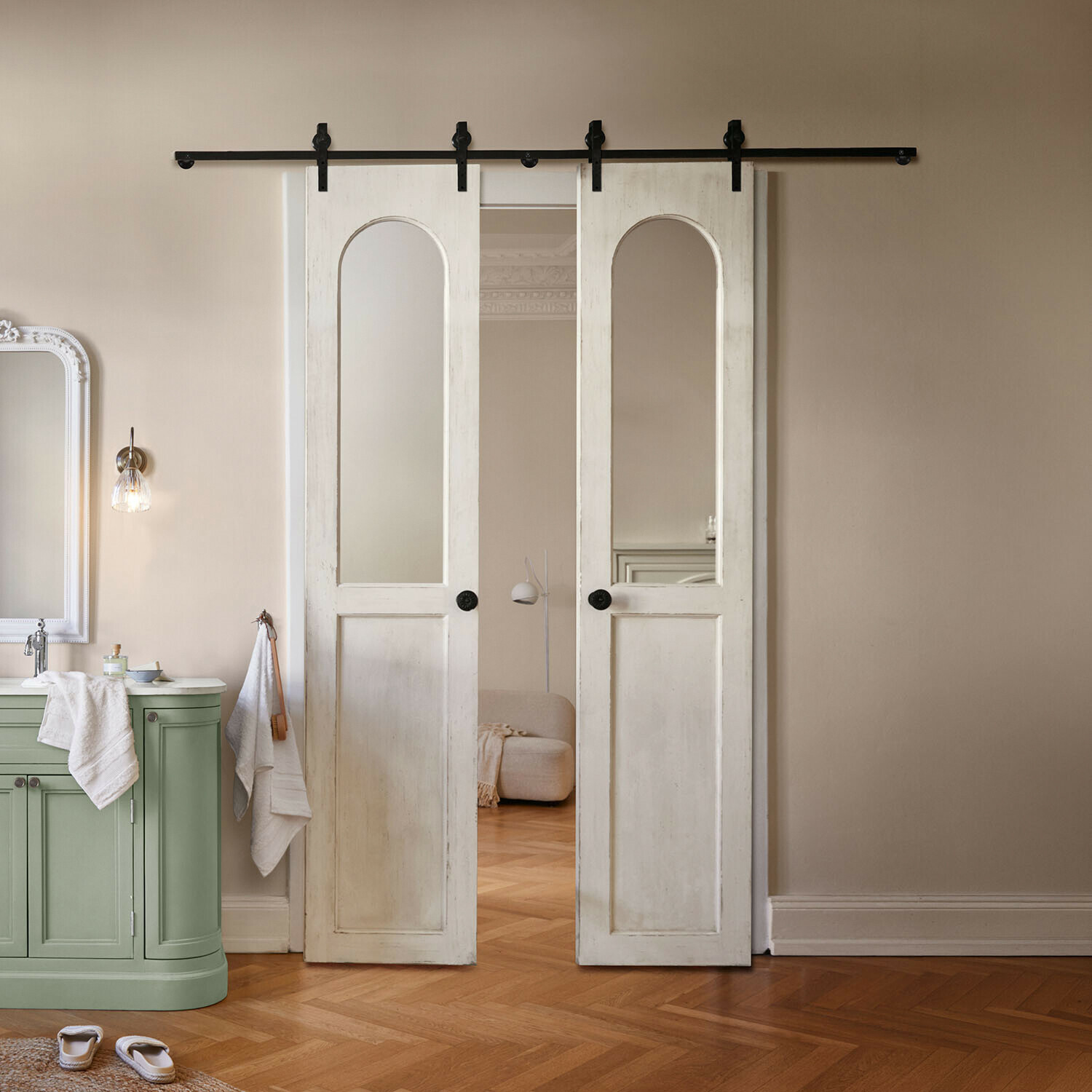 Double-porte coulissante Eiraveth Portes coulissantes blanches en bois avec miroir et mécanisme métallique noir style vintage