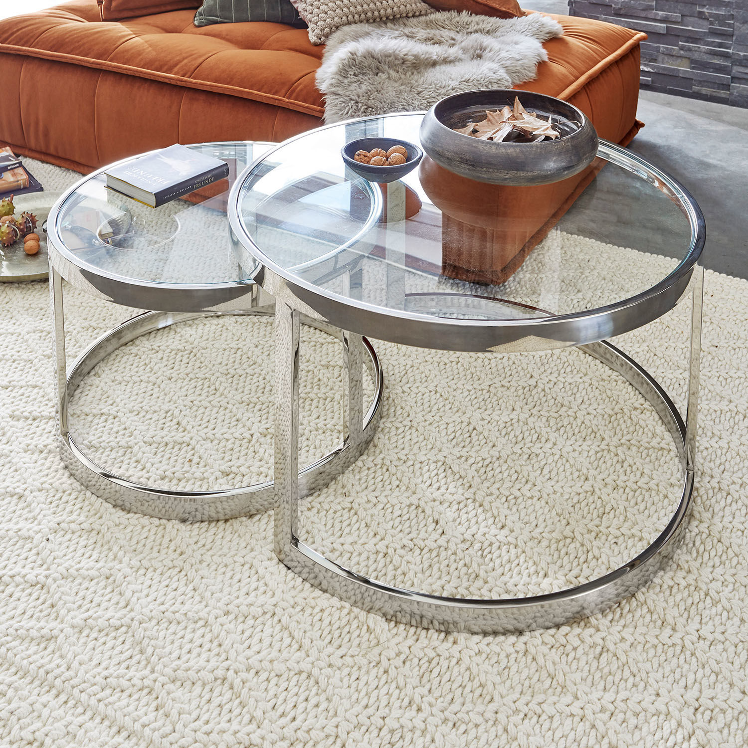 Lot de 2 tables d'appoint Cibran Ensemble de deux tables basses rondes en verre et acier chromé sur tapis clair
