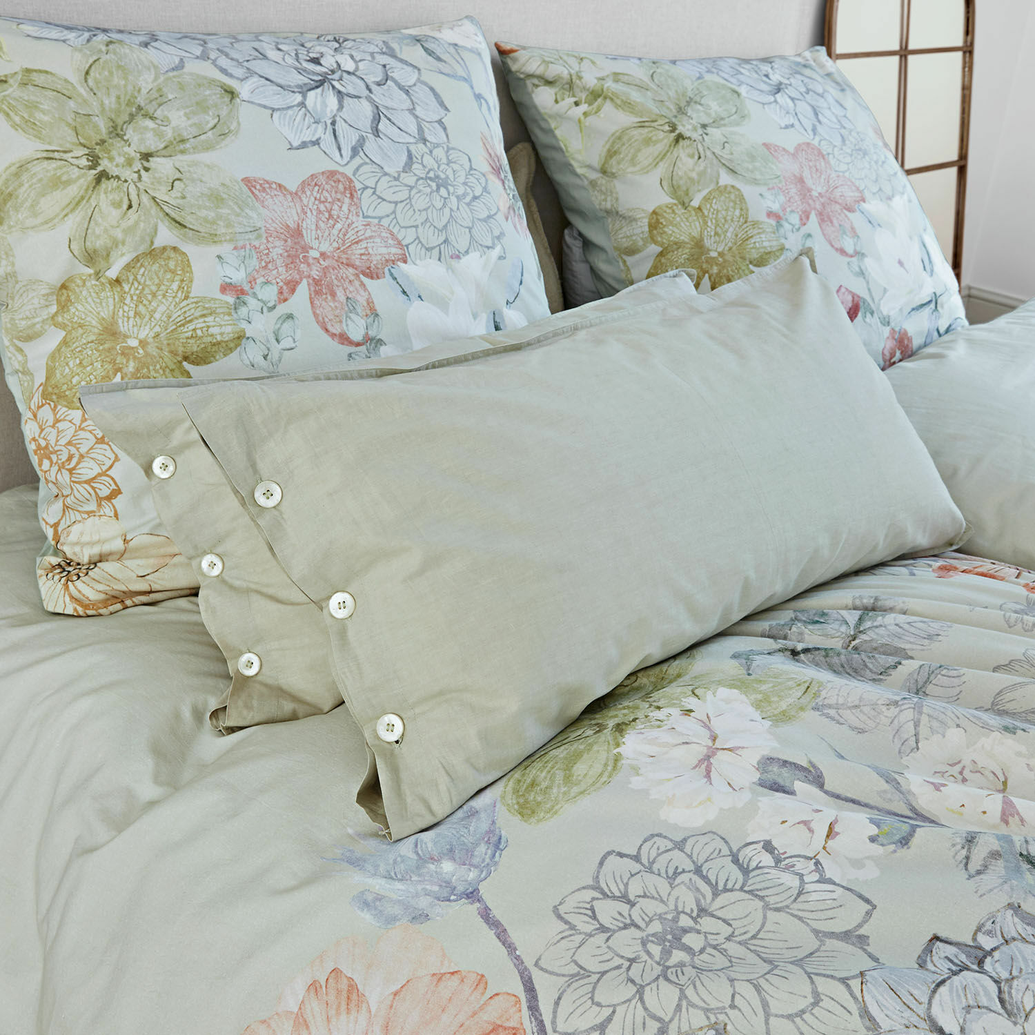 Lot de 2 housses de coussins Calithen Parure de lit en coton avec motif floral pastel et taies d'oreiller beige clair à boutons