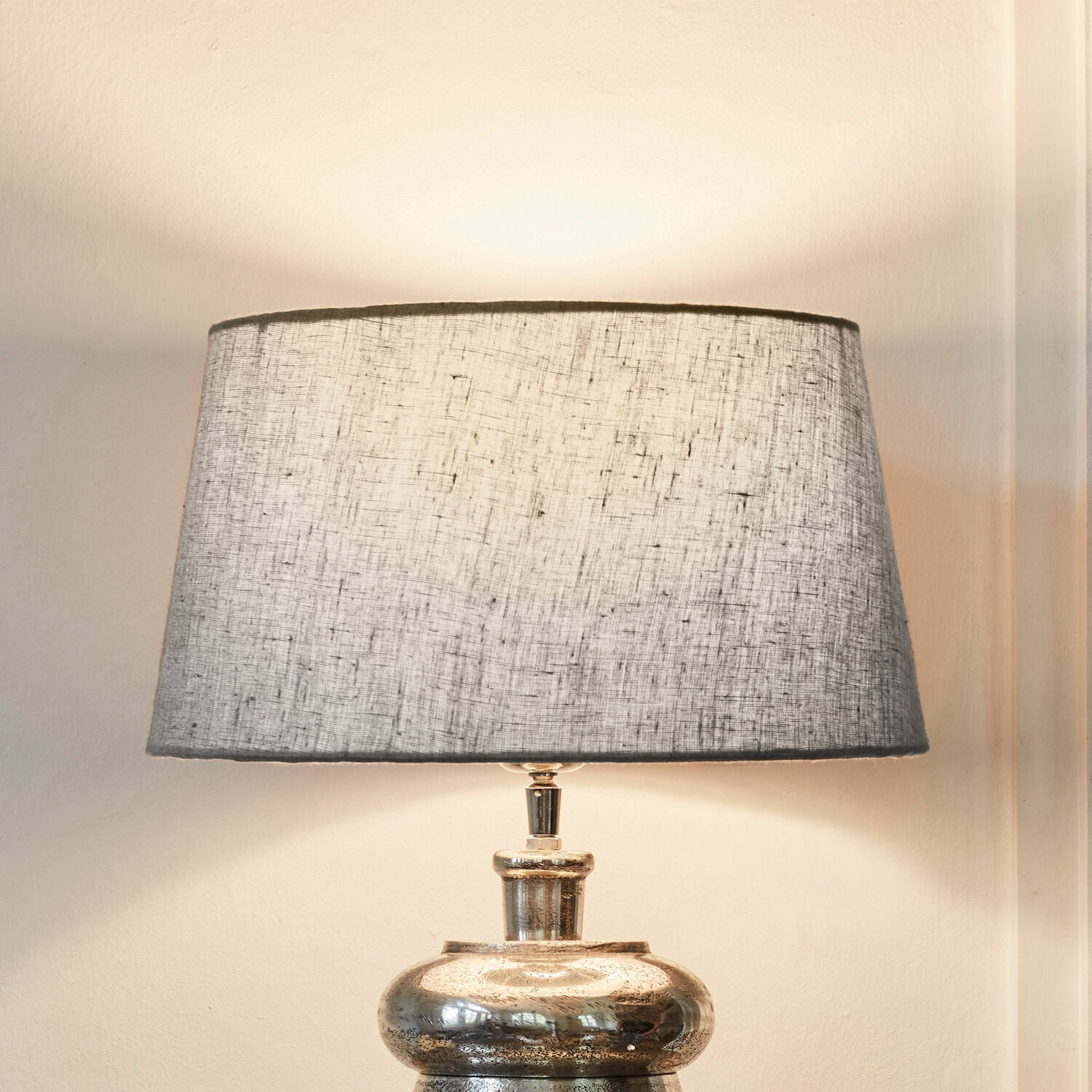 Abat-jour Anfor Lampe de table avec base en métal et abat-jour gris en tissu, éclairage décoratif pour salon