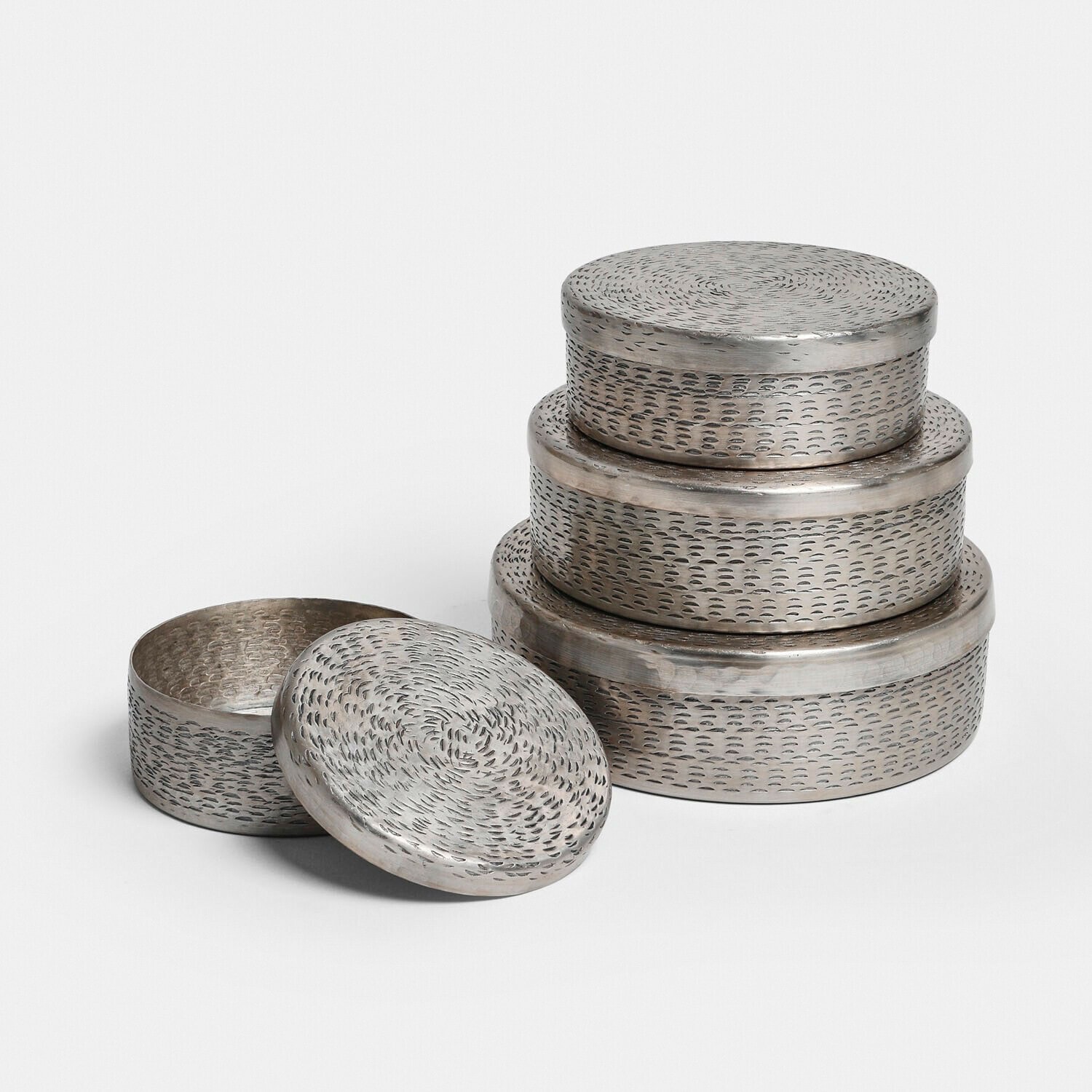 Lot de 4 boîtes Silvaras Ensemble de trois boîtes rondes en métal argenté avec couvercles texturés pour rangement
