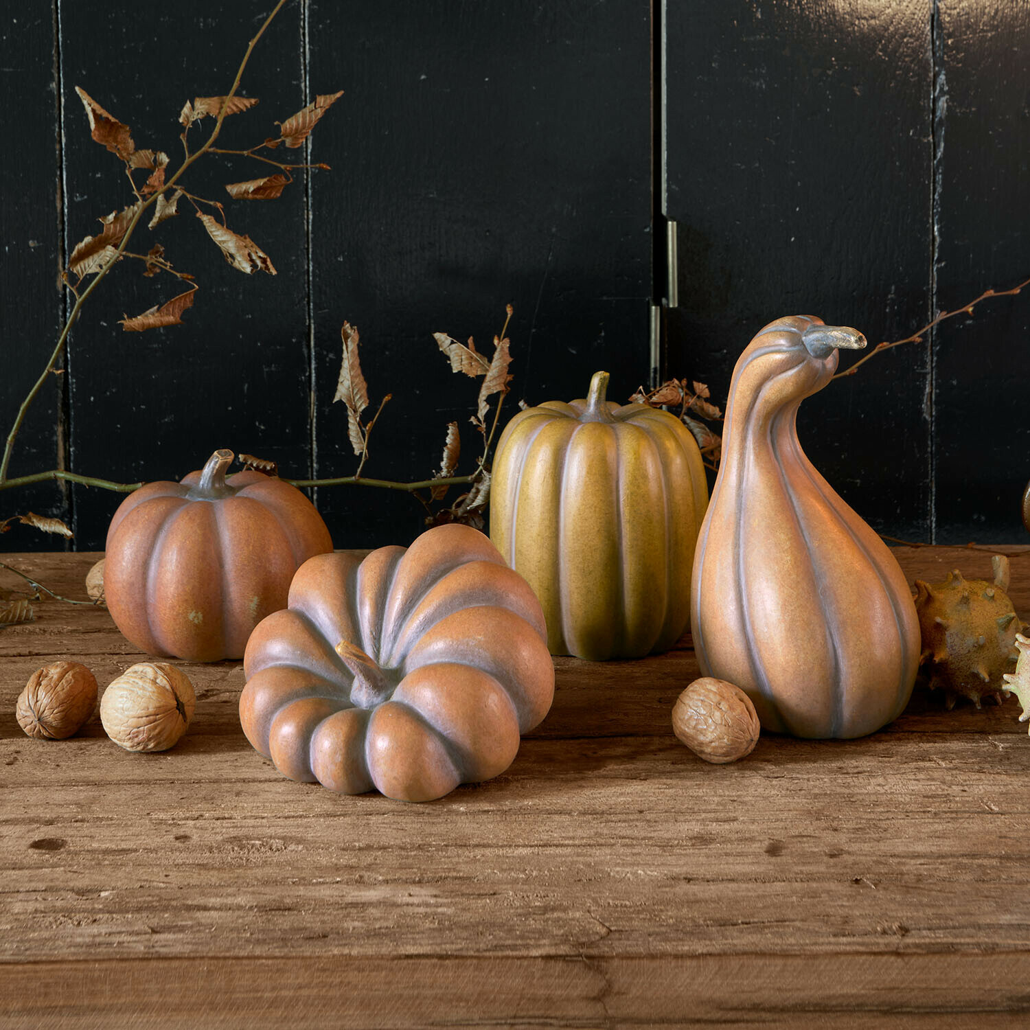 Lot de 4 citrouilles Mavoreta Courges décoratives en céramique marron et vert sur une table en bois avec des noix