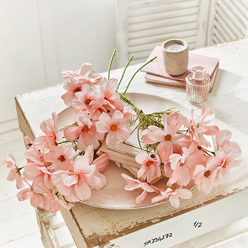 Fleurs décoratives roses délicates sur une table blanche vintage, décoration intérieure douce