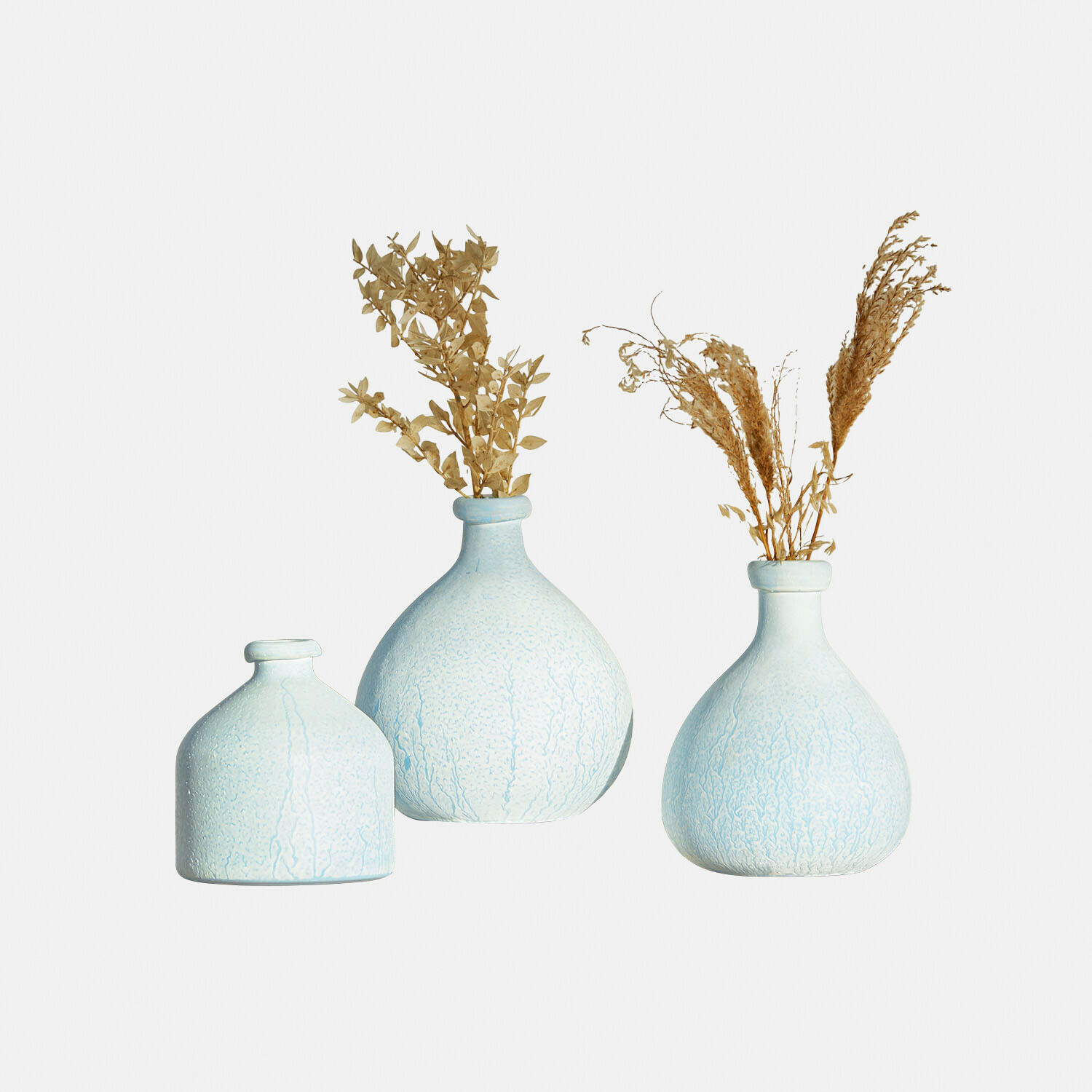 Lot de 3 vases Donara Ensemble de trois vases en céramique bleue avec plantes séchées, décoration intérieure élégante