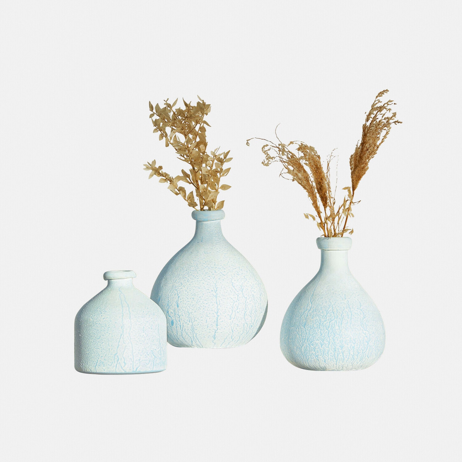 Lot de 3 vases Donara Ensemble de trois vases en céramique bleue avec plantes séchées, décoration intérieure élégante