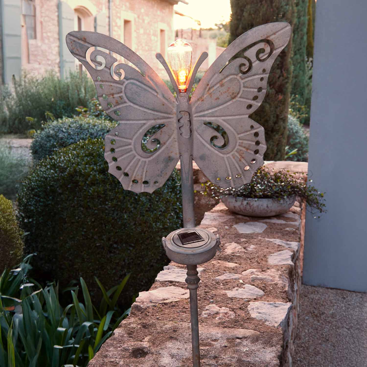 Lampe de jardin en métal gris en forme de papillon avec lumière LED solaire décorative