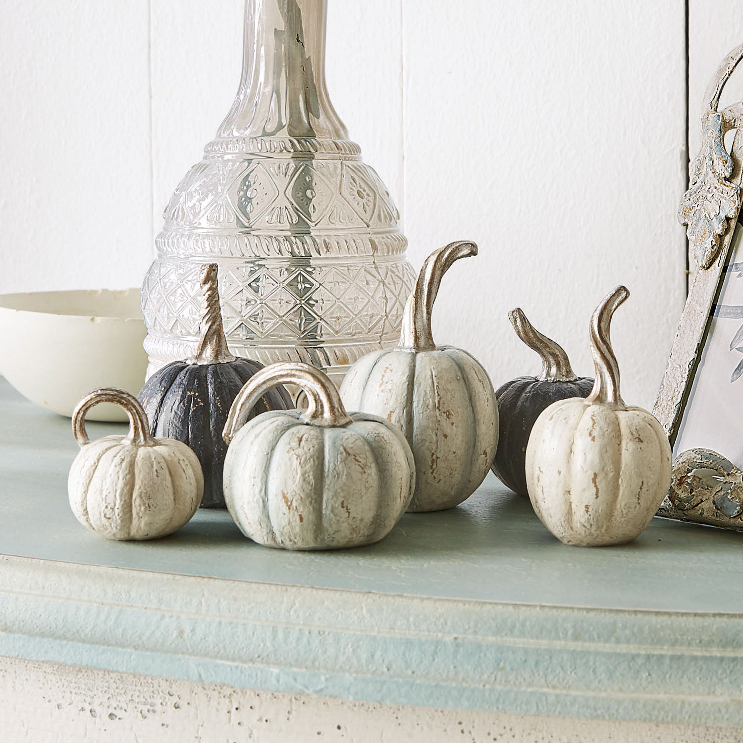 Lot de 6 citrouilles déco Yokane Citrouilles décoratives en métal blanc et noir sur une étagère claire pour décoration automnale