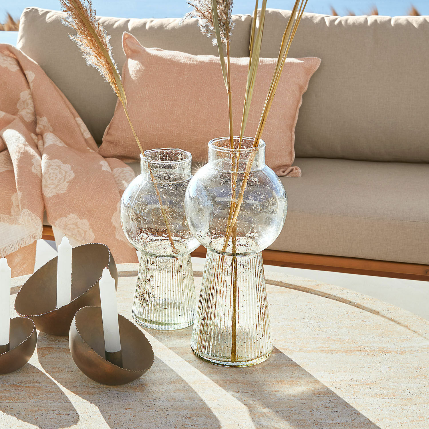 Lot de 2 vases Mareilou Vases en verre transparent avec texture sur table beige avec décoration et bougies