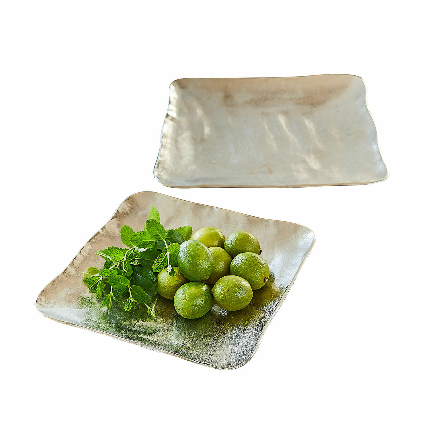 Lot de 2 plateaux Pedeboscq Ensemble de deux assiettes rectangulaires en verre beige, une avec citrons verts et menthe