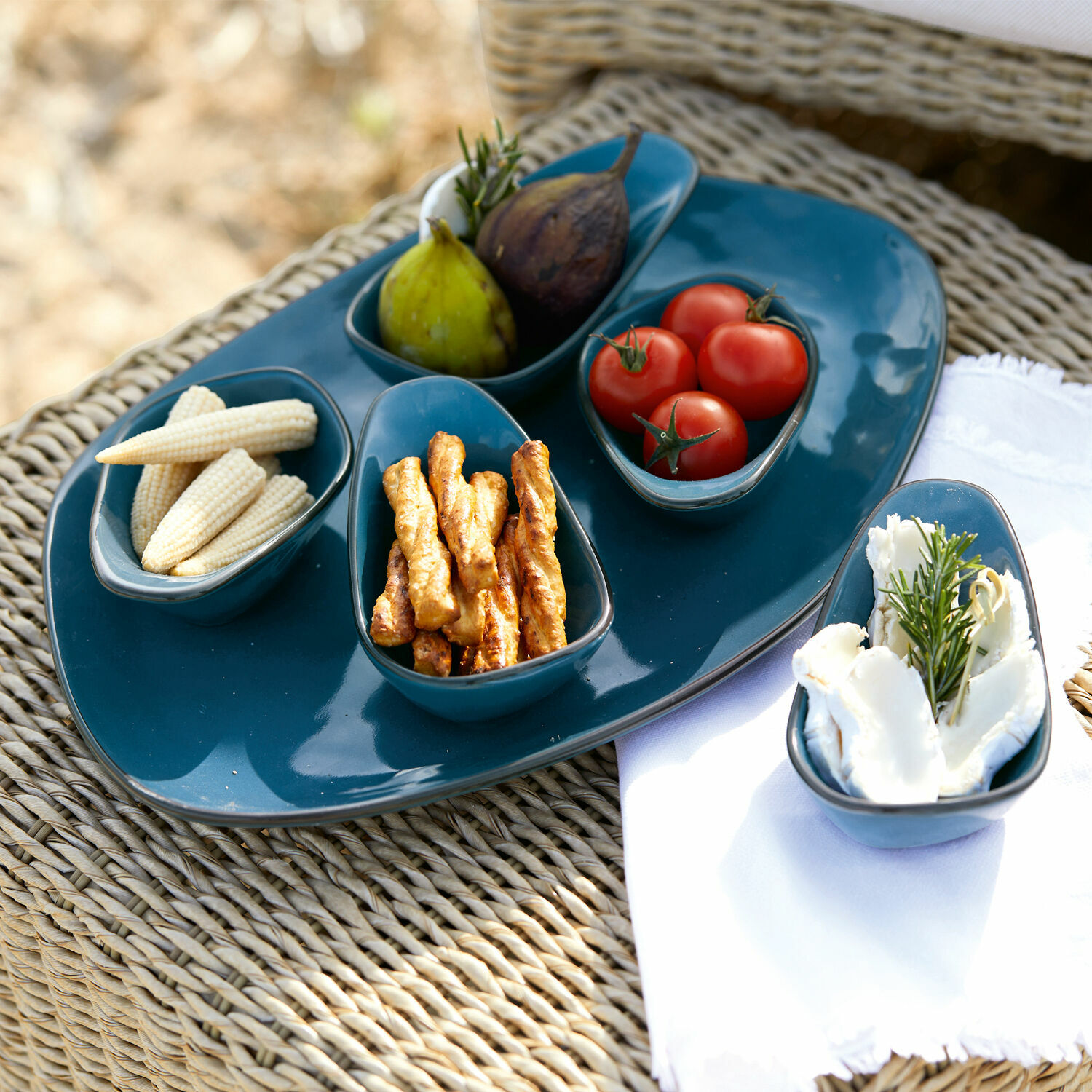 Lot de coupelles, 6 pièces Biarré Ensemble de bols et plateau en céramique bleue avec amuse-gueules sur table en osier