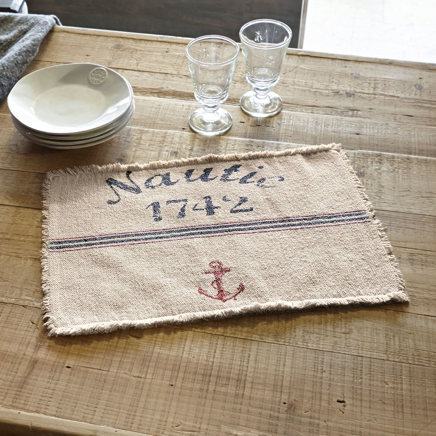 Lot de 2 sets de table Nautic Set de table en coton beige avec ancre rouge et inscription Nautic 1742 sur table en bois
