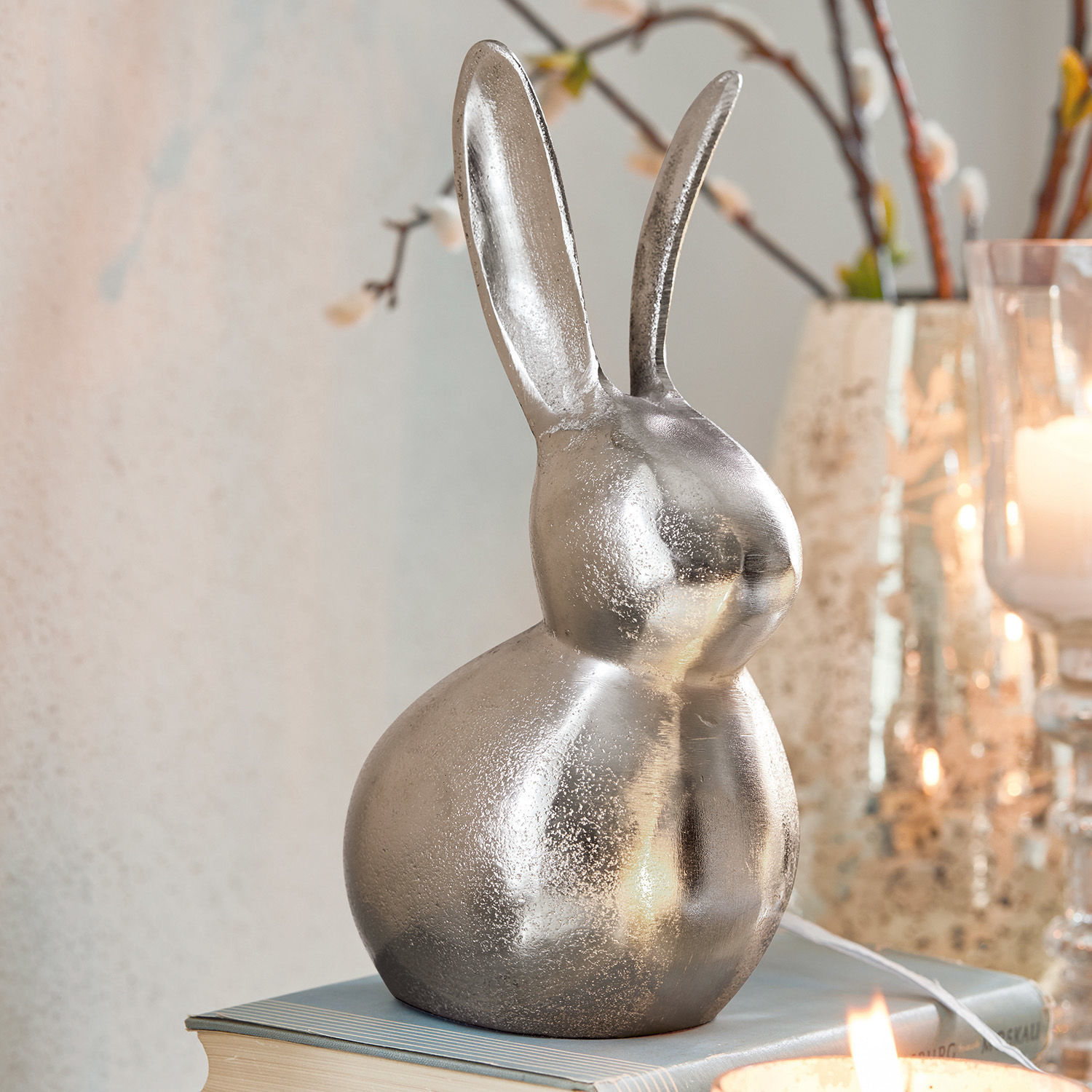Décoration lapin Benji Lapin décoratif en métal argenté posé sur un livre, décoration intérieure pour Pâques