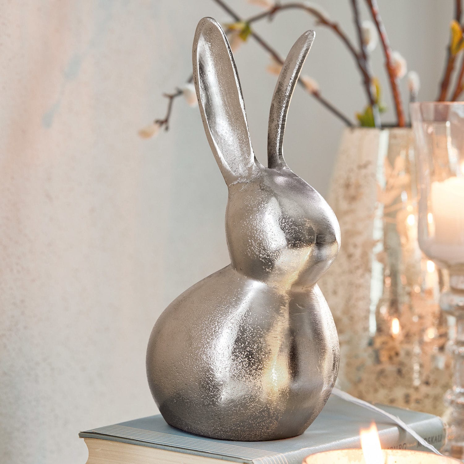 Décoration lapin Benji Lapin décoratif en métal argenté posé sur un livre, décoration intérieure pour Pâques