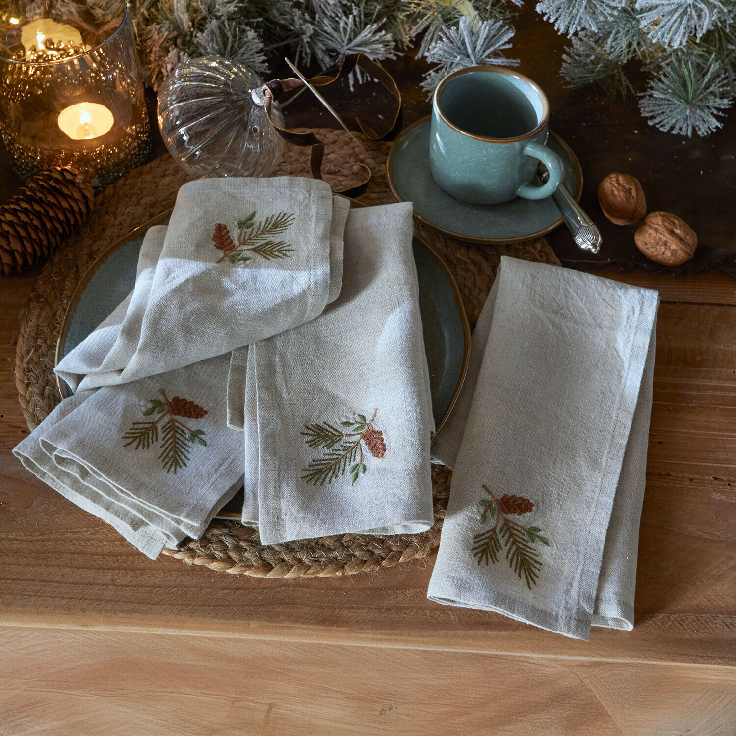 Lot de 4 serviettes de table Arlida Serviettes en lin brodées de pommes de pin sur table rustique avec décorations de Noël