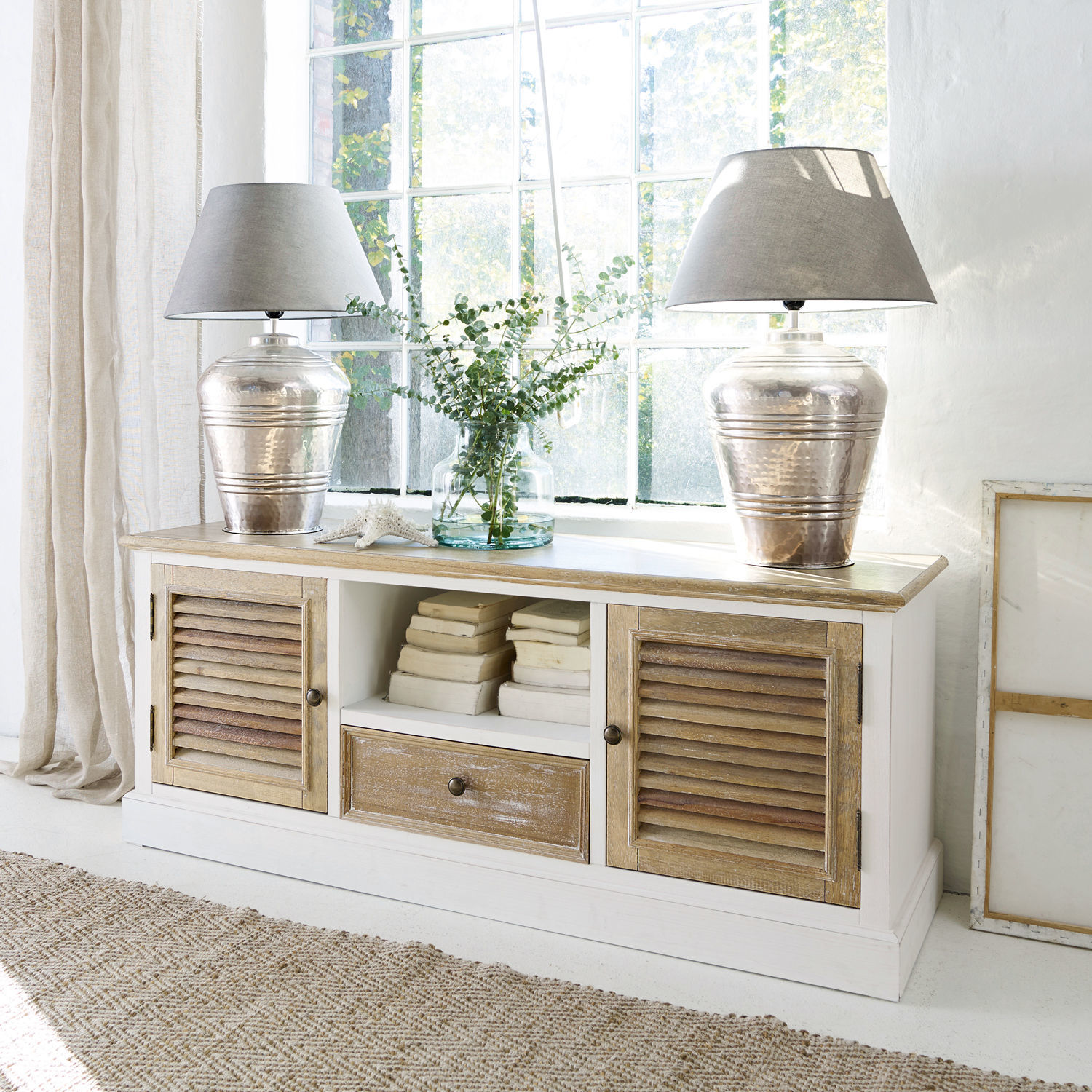 Meuble bas Glencoe Buffet en bois blanc avec plateau naturel et portes à persiennes, décoré de lampes et livres
