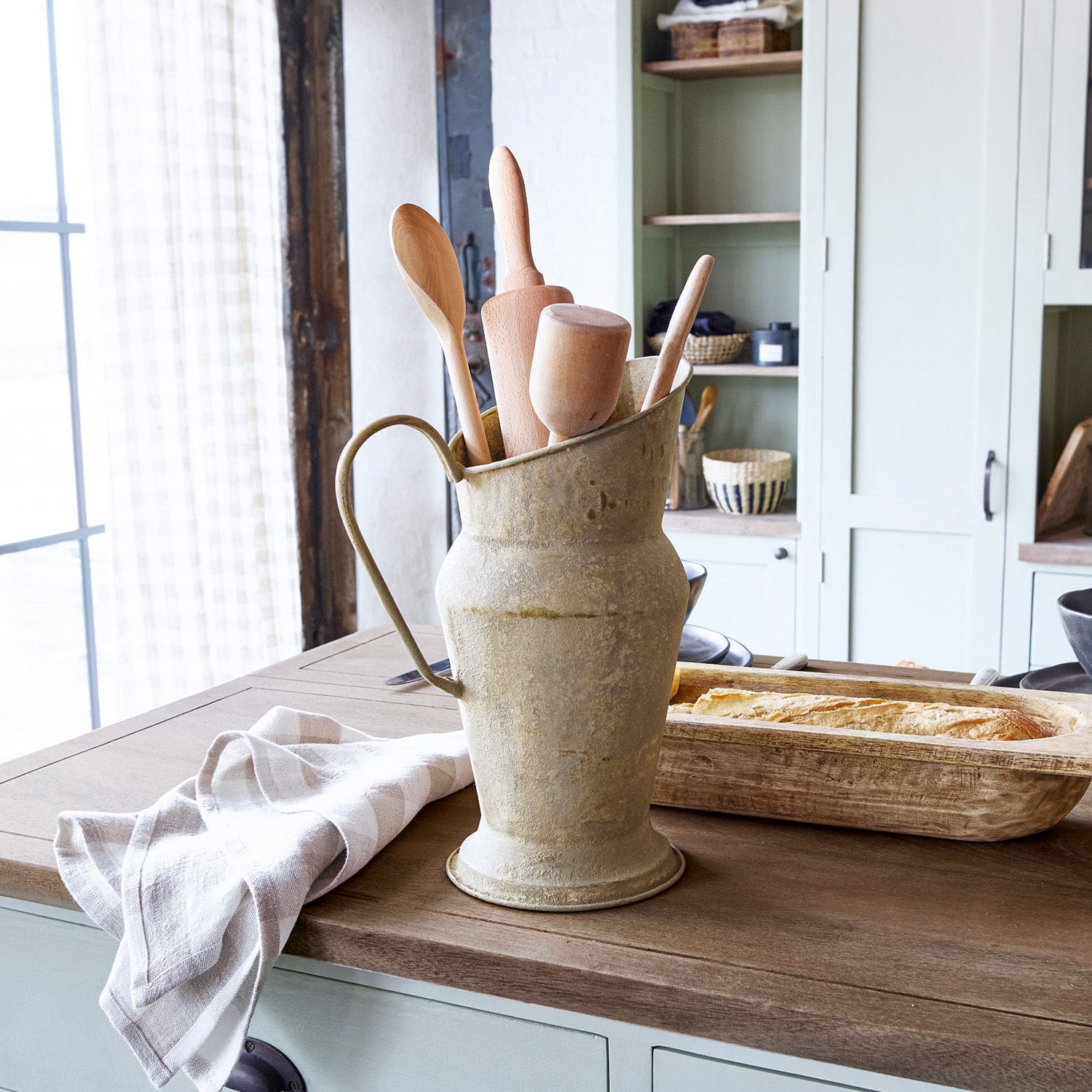Pichet Asante Pichet en métal style vintage avec ustensiles de cuisine en bois sur un plan de travail en bois
