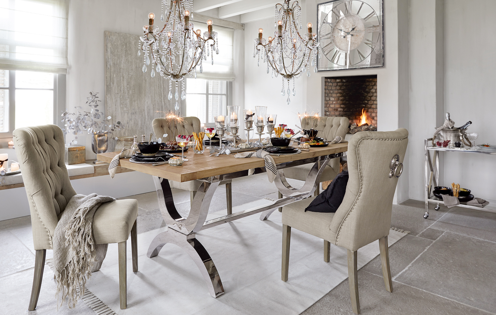 Salle à manger classique avec table en bois et chaises beige rembourrées, éclairage élégant et décorations