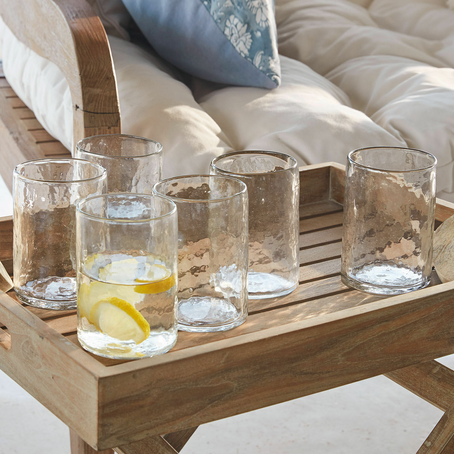 Lot de 6 verres Clarksville Ensemble de six verres transparents texturés sur un plateau en bois pour servir des boissons
