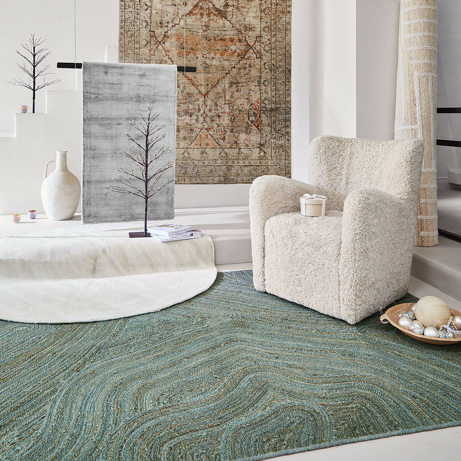 Tapis Omelun Fauteuil douillet en tissu crème sur tapis vert dans un intérieur moderne et lumineux