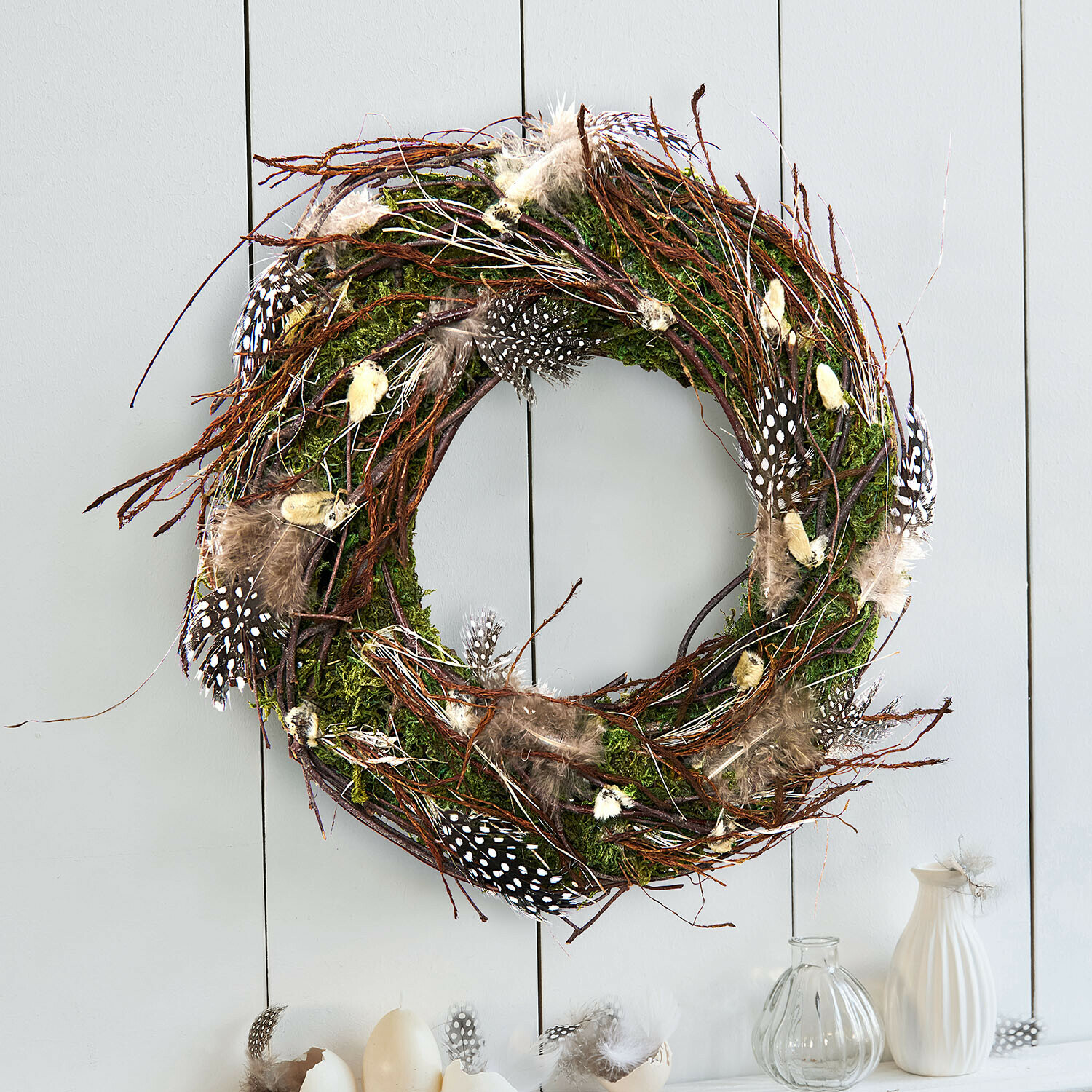 Couronne Islene Couronne décorative en branches, mousse et plumes naturelles pour décoration murale