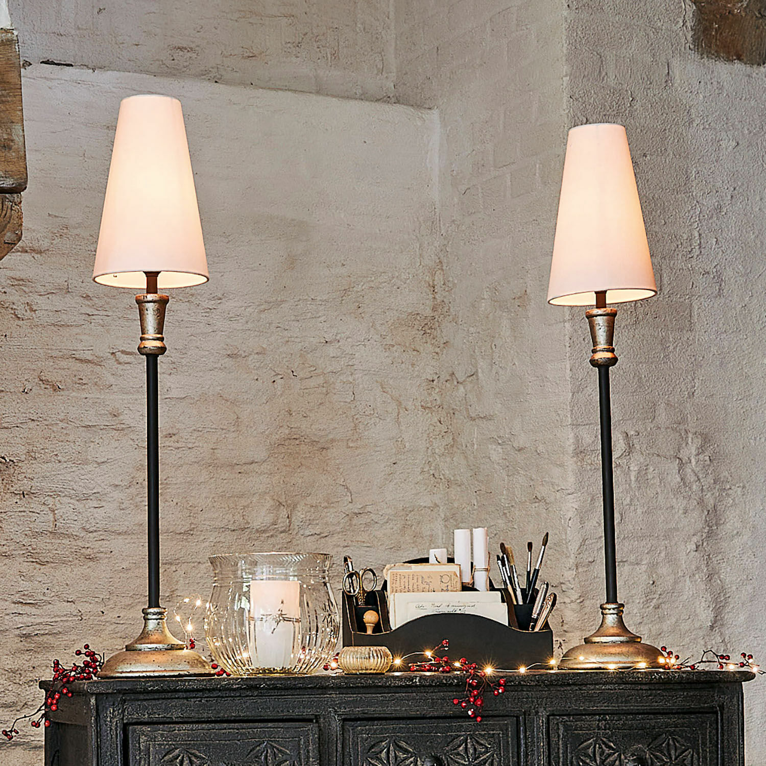 Lot de 2 lampes à poser Obsonville Paire de lampes de table avec base en métal et abat-jour blanc sur commode sombre décorée