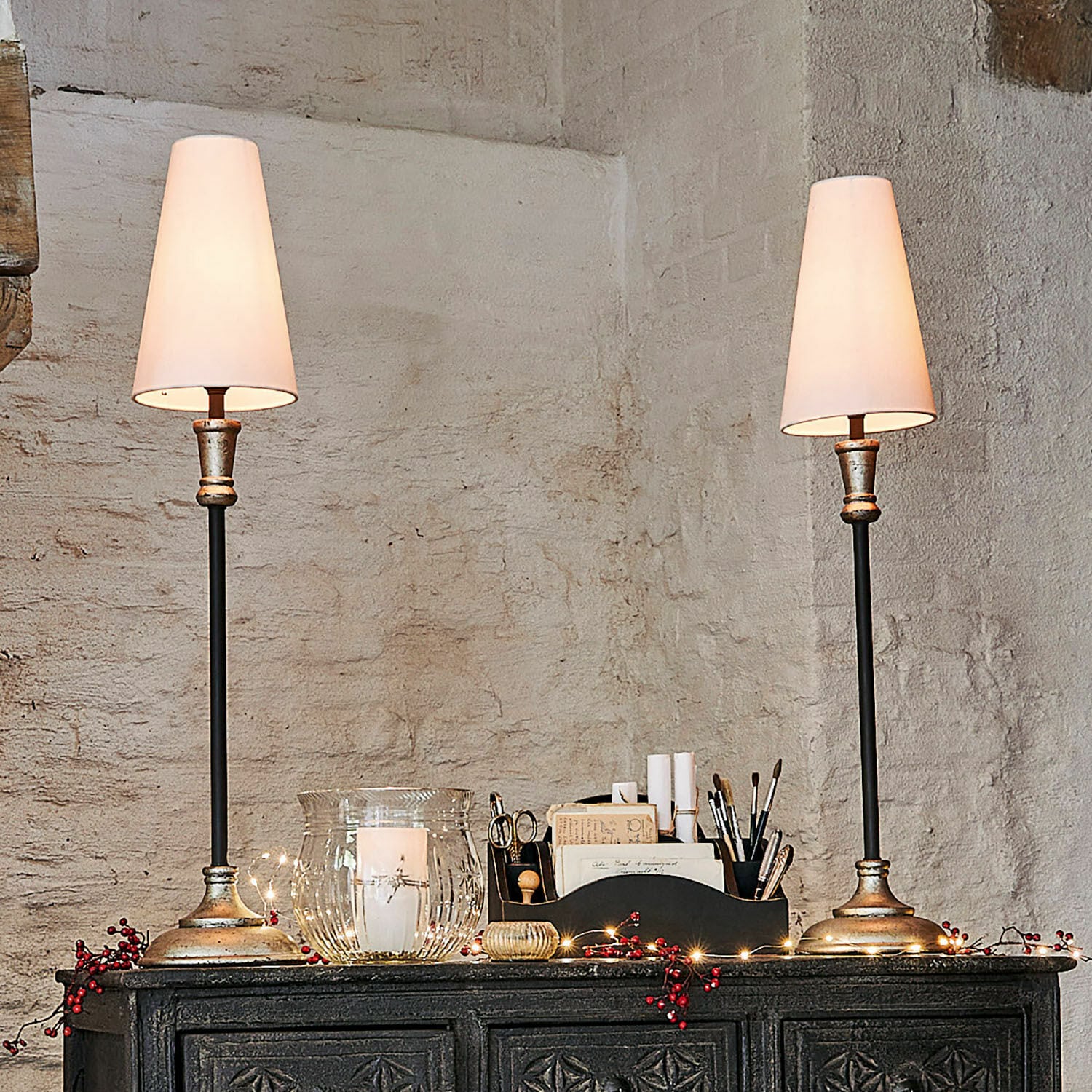 Lot de 2 lampes à poser Obsonville Paire de lampes de table avec base en métal et abat-jour blanc sur commode sombre décorée