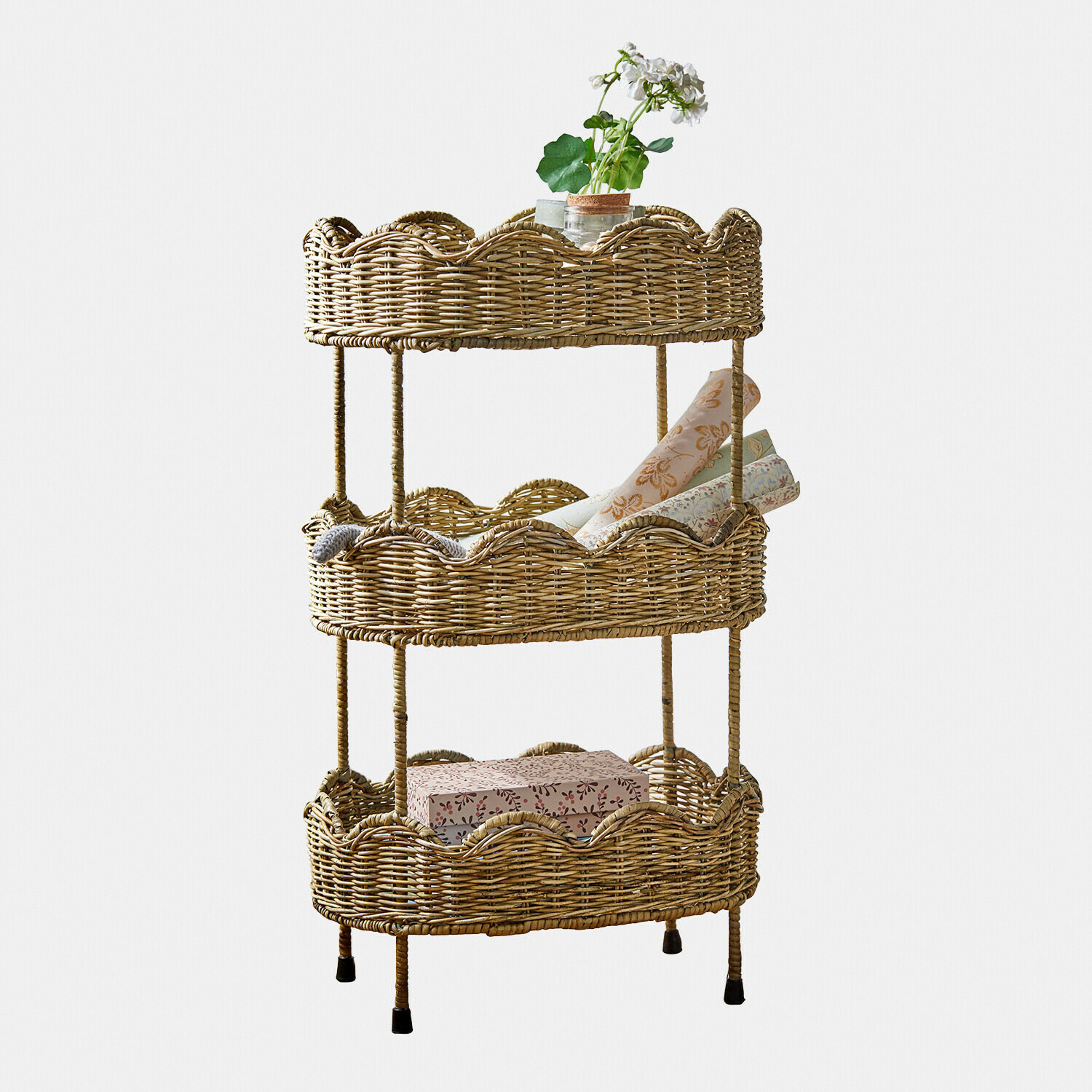 Étagère pour enfant Tinytreasure Étagère à trois niveaux en osier naturel avec objets décoratifs et plante verte