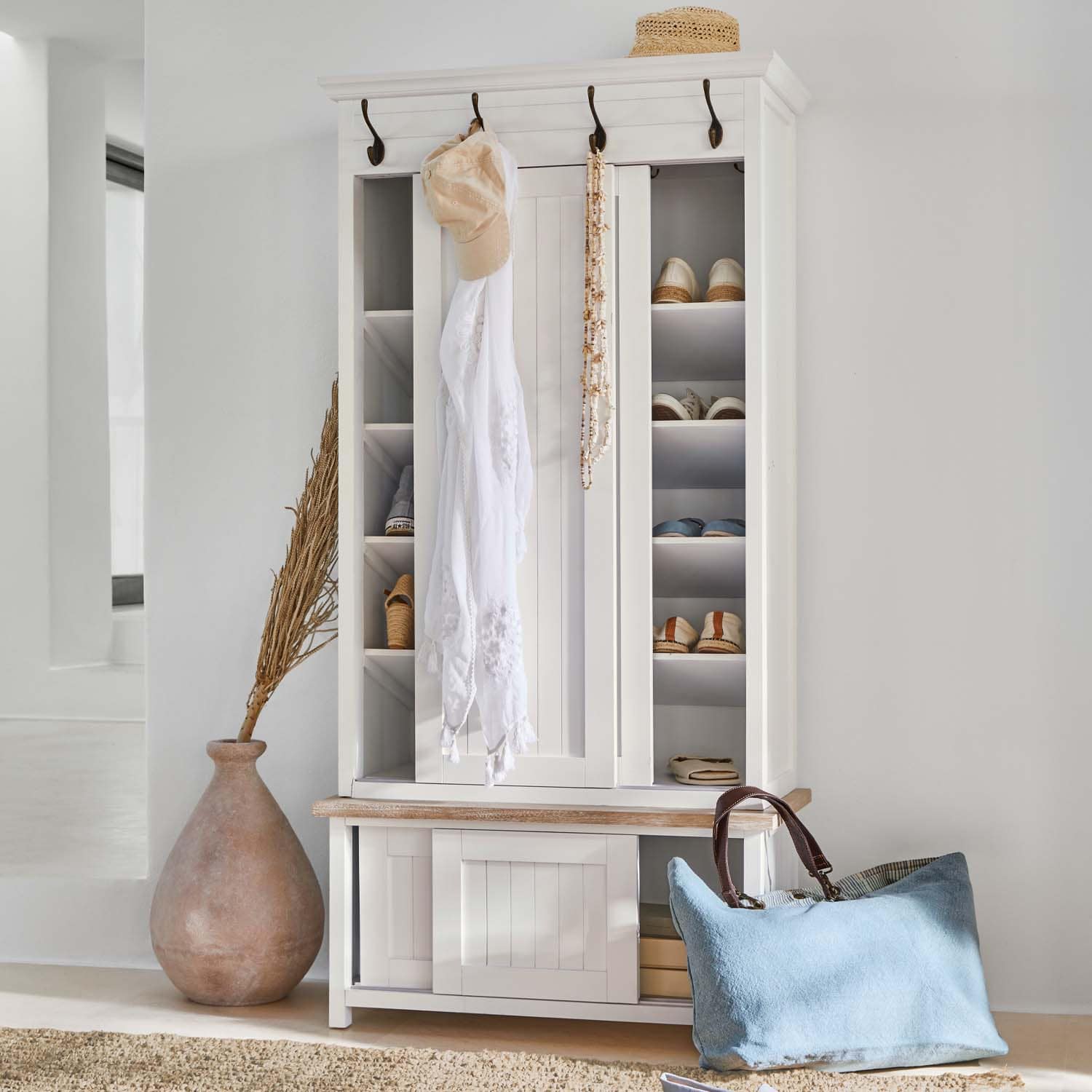 Armoire à chaussures en bois blanc avec crochets et étagères, rangement élégant pour chaussures et accessoires