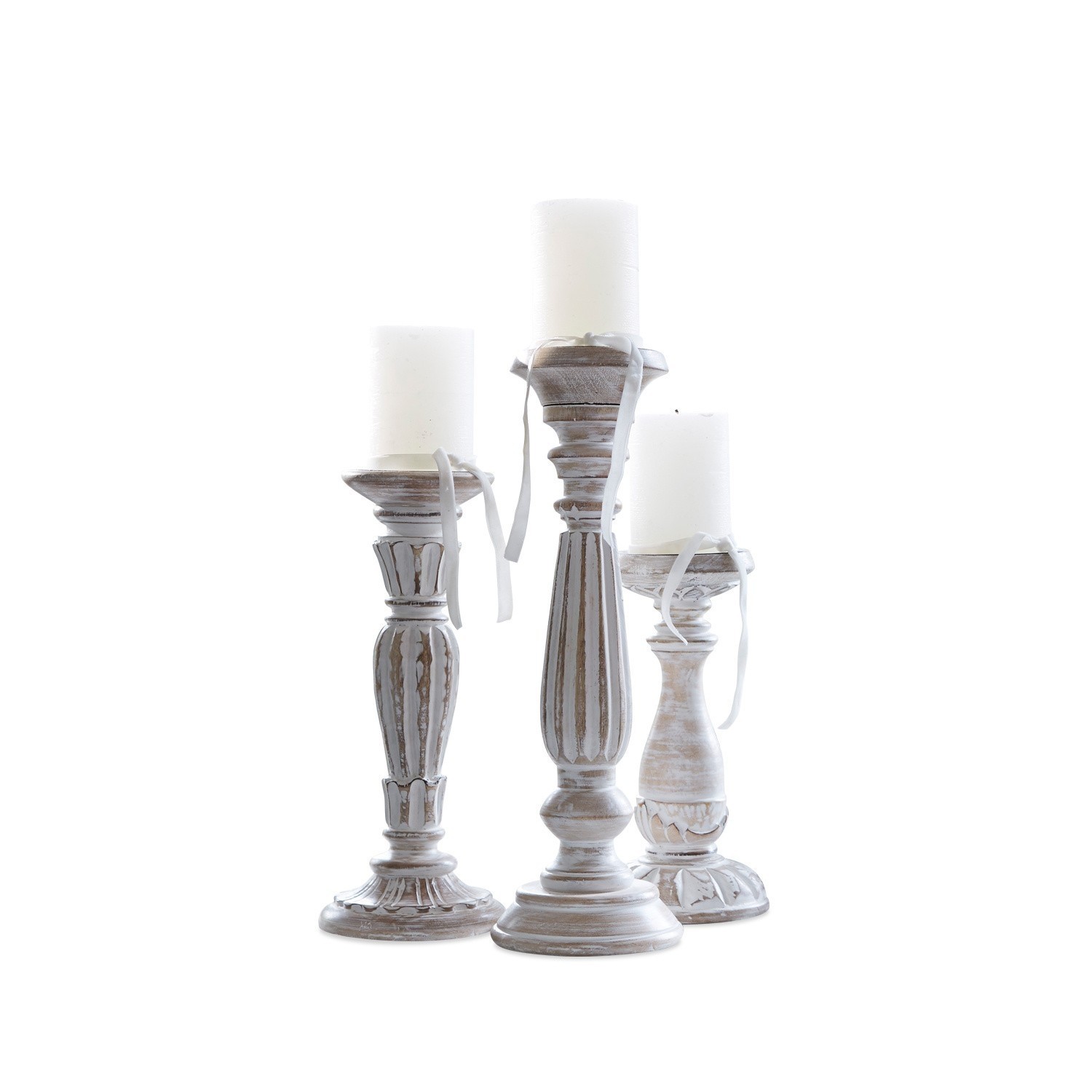 Lot de 3 chandeliers Folligny Ensemble de trois bougeoirs en bois blanc patiné avec bougies blanches décoratives