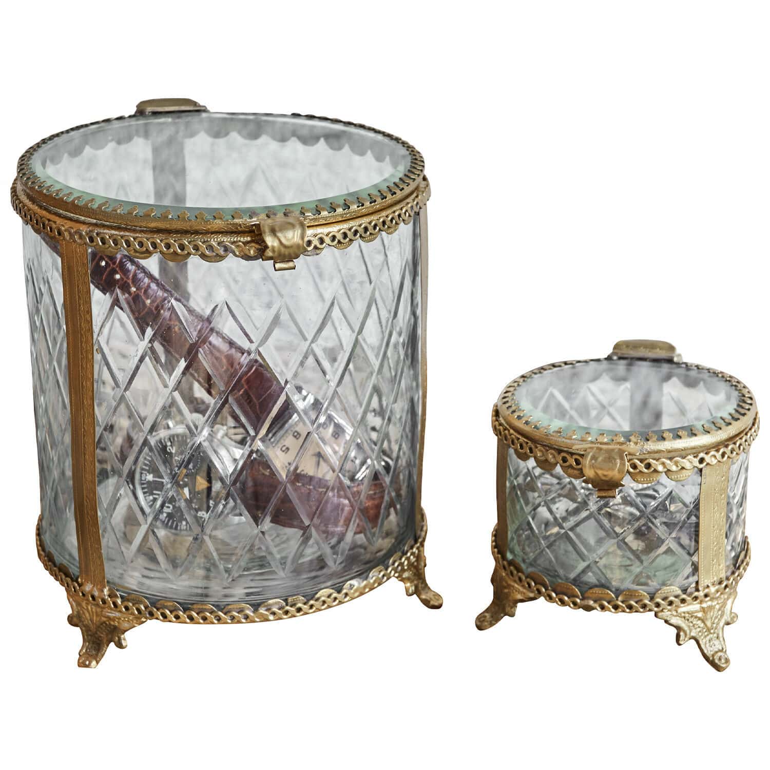 Lot de 2 boîtes en verre Svelteque Ensemble de deux boîtes en verre avec ornements en laiton et pieds, rangement décoratif élégant