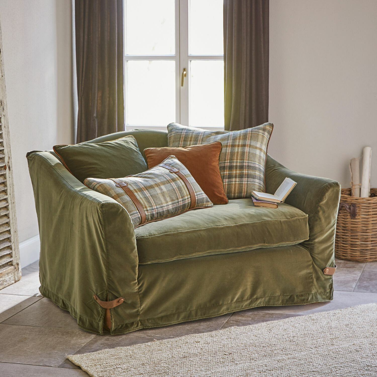 Fauteuil Halton Canapé deux places en velours vert avec coussins à carreaux et accents marron pour salon