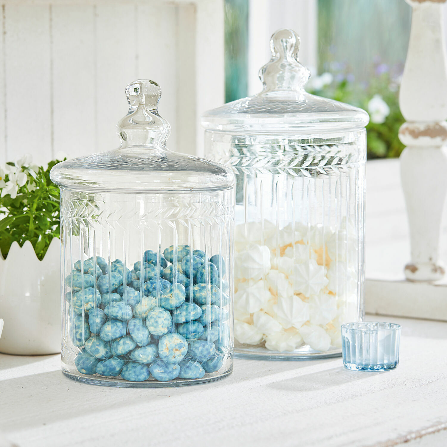 Lot de 2 bonbonnières Maledisant Bocaux en verre transparent avec couvercles contenant des bonbons bleus et blancs sur une table blanche