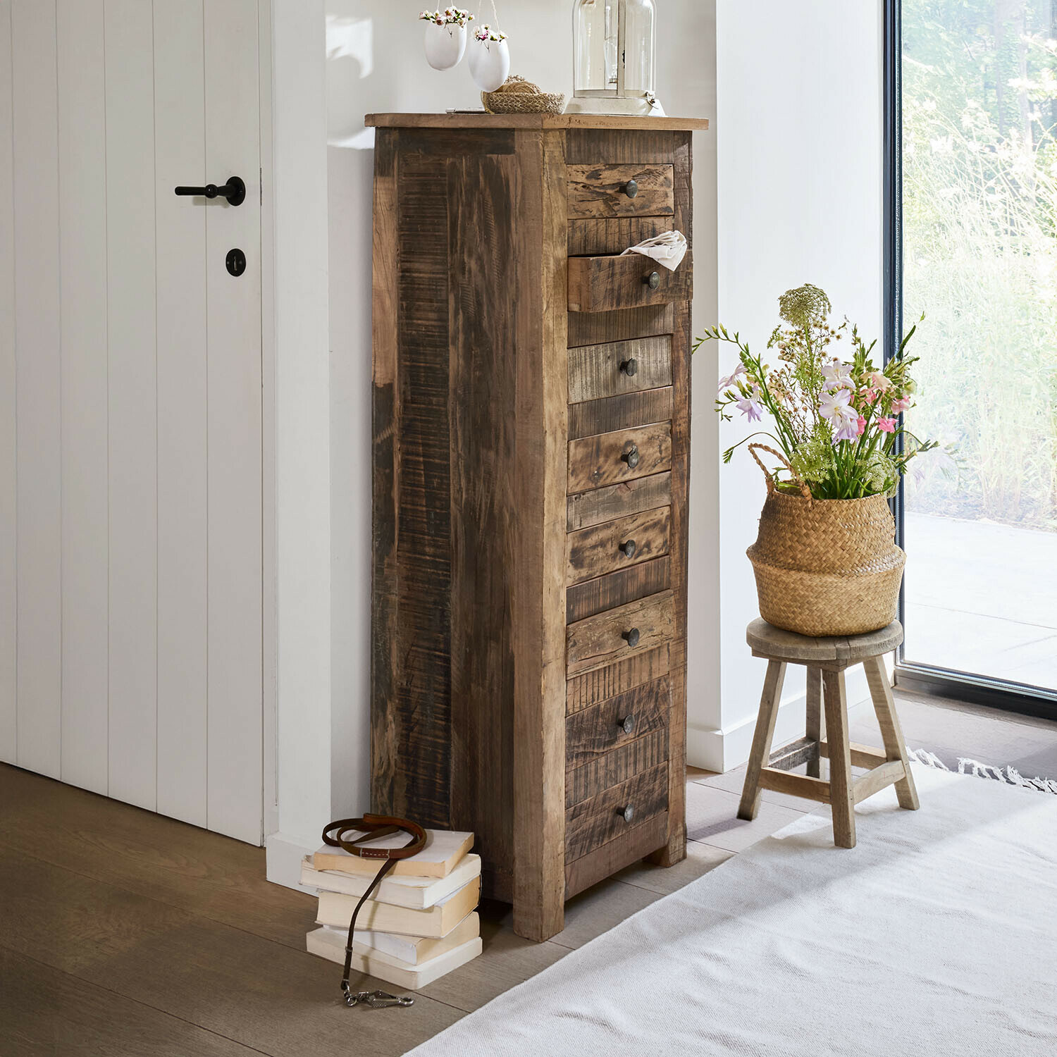 Commode Turell Commode haute en bois rustique avec plusieurs tiroirs en brun naturel pour rangement pratique