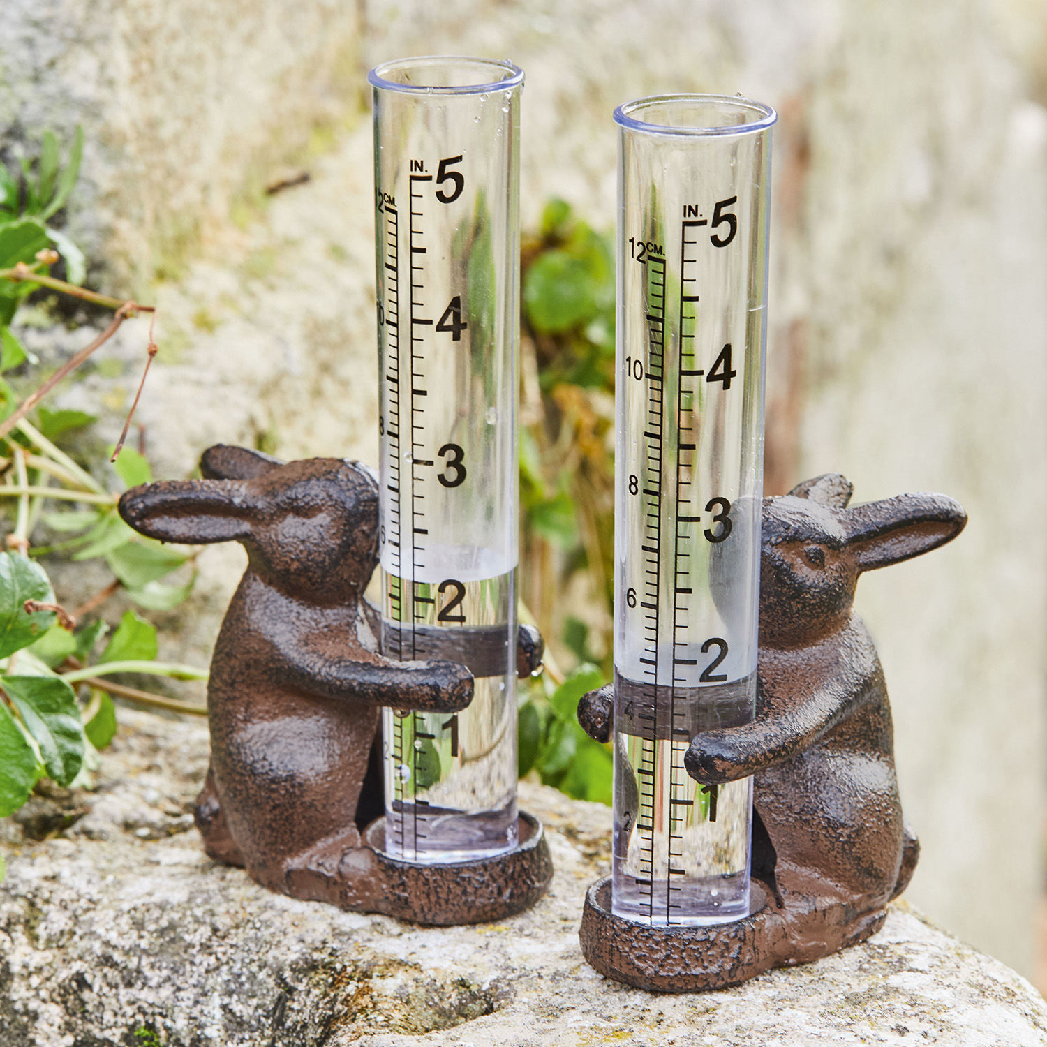 Lot de 2 pluviomètres Emir Deux pluviomètres marron en métal et plastique en forme de lapins pour jardin