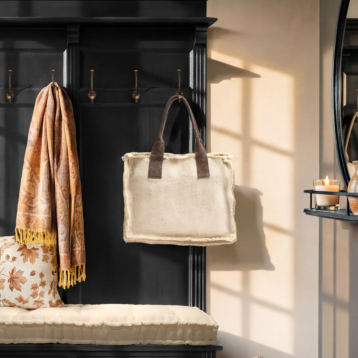 Sac Elspeths Sac beige en tissu avec poignées marron suspendu à un porte-manteau noir dans un intérieur chaleureux