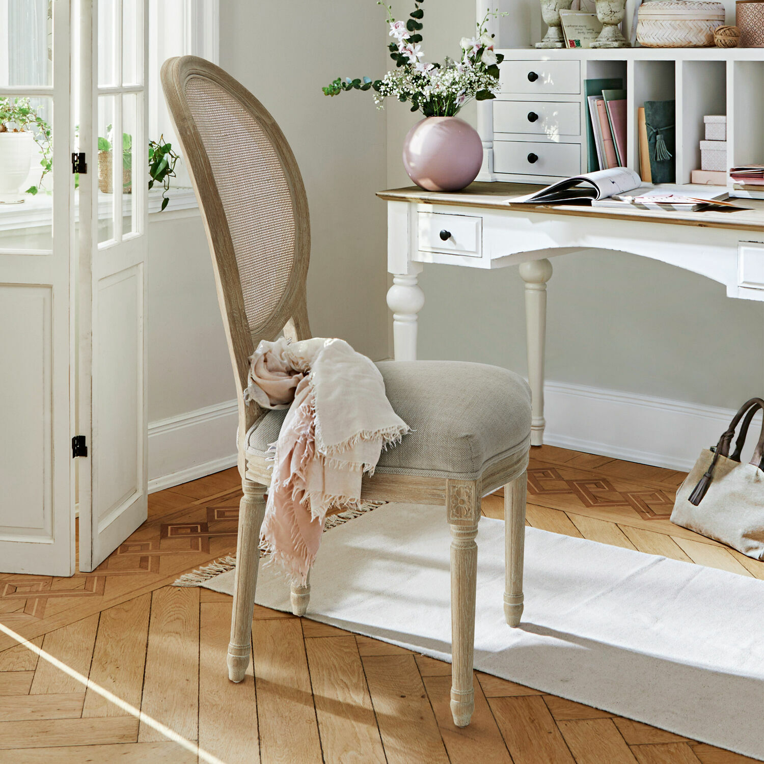 Chaise Danube Chaise élégante en bois clair avec assise beige dans un intérieur lumineux avec bureau blanc
