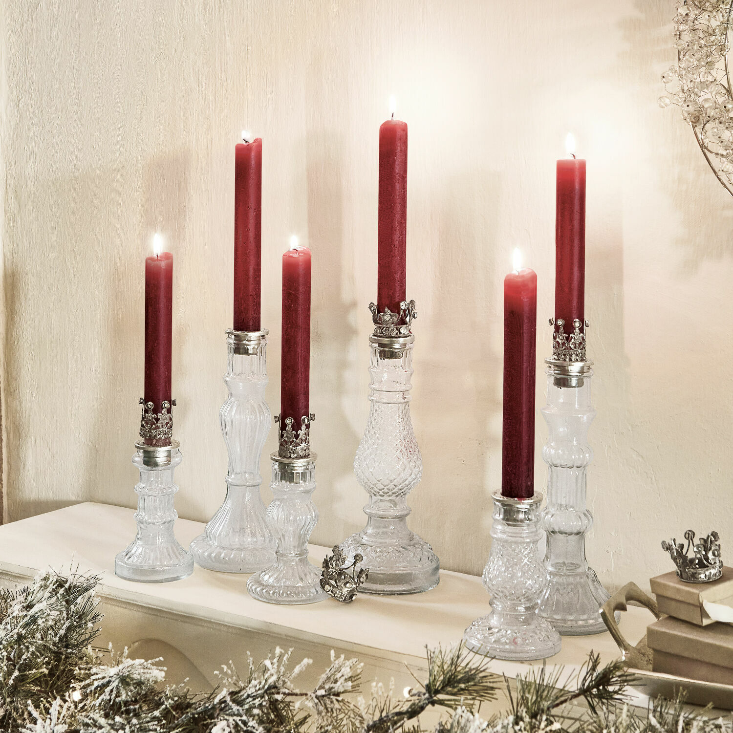 Lot de 6 bougeoirs Youna Ensemble de chandeliers en verre avec bougies rouges et ornements métalliques sur une cheminée