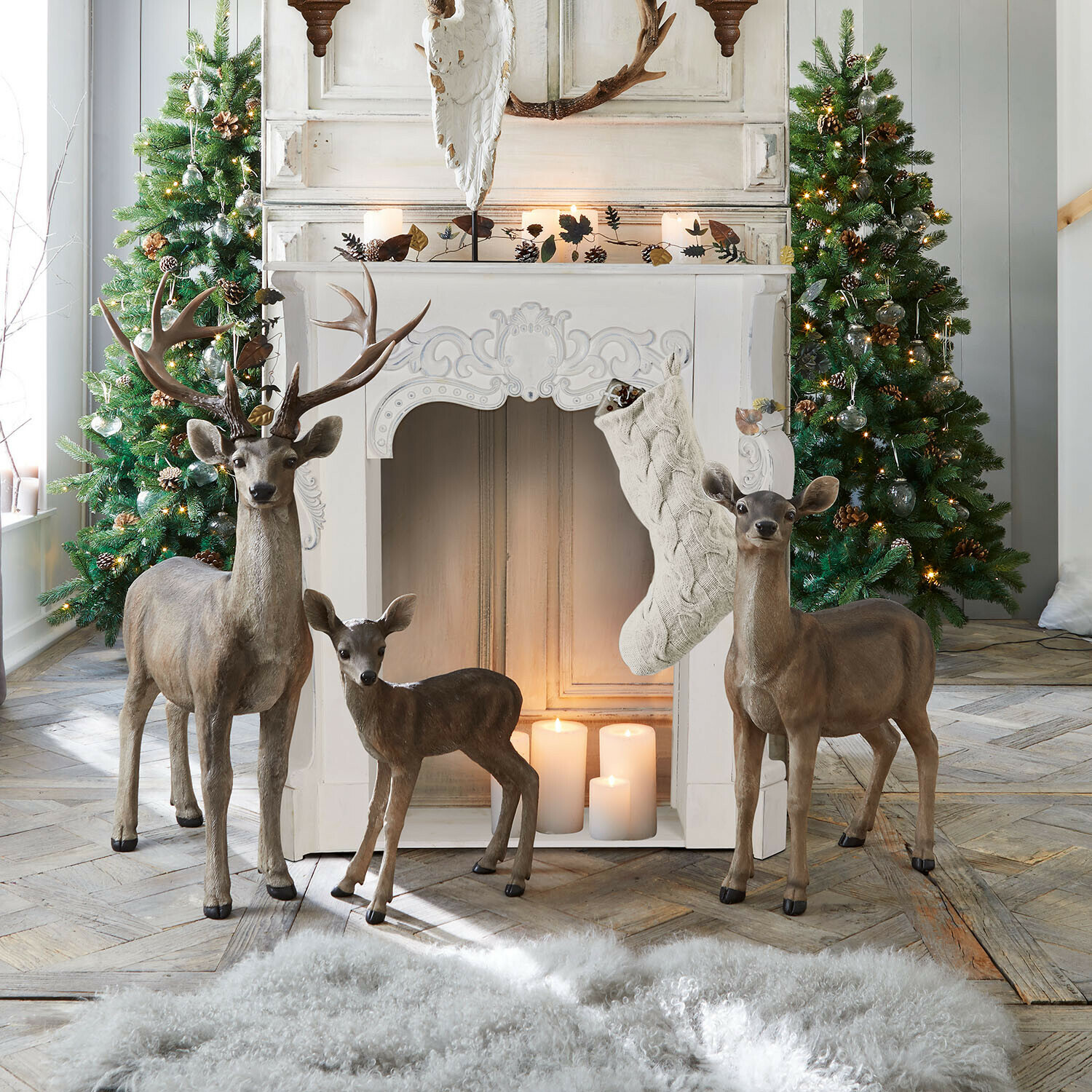 Console de cheminée Emporia Cheminée blanche décorative avec chaussettes crème suspendues et panier en osier rempli de bois, décorations de Noël