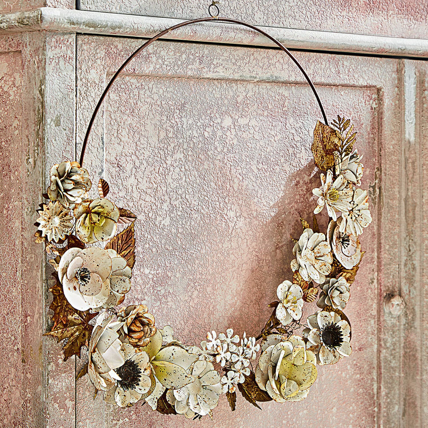 Couronne Passanja Couronne décorative en métal avec fleurs crème, décoration murale élégante pour intérieur