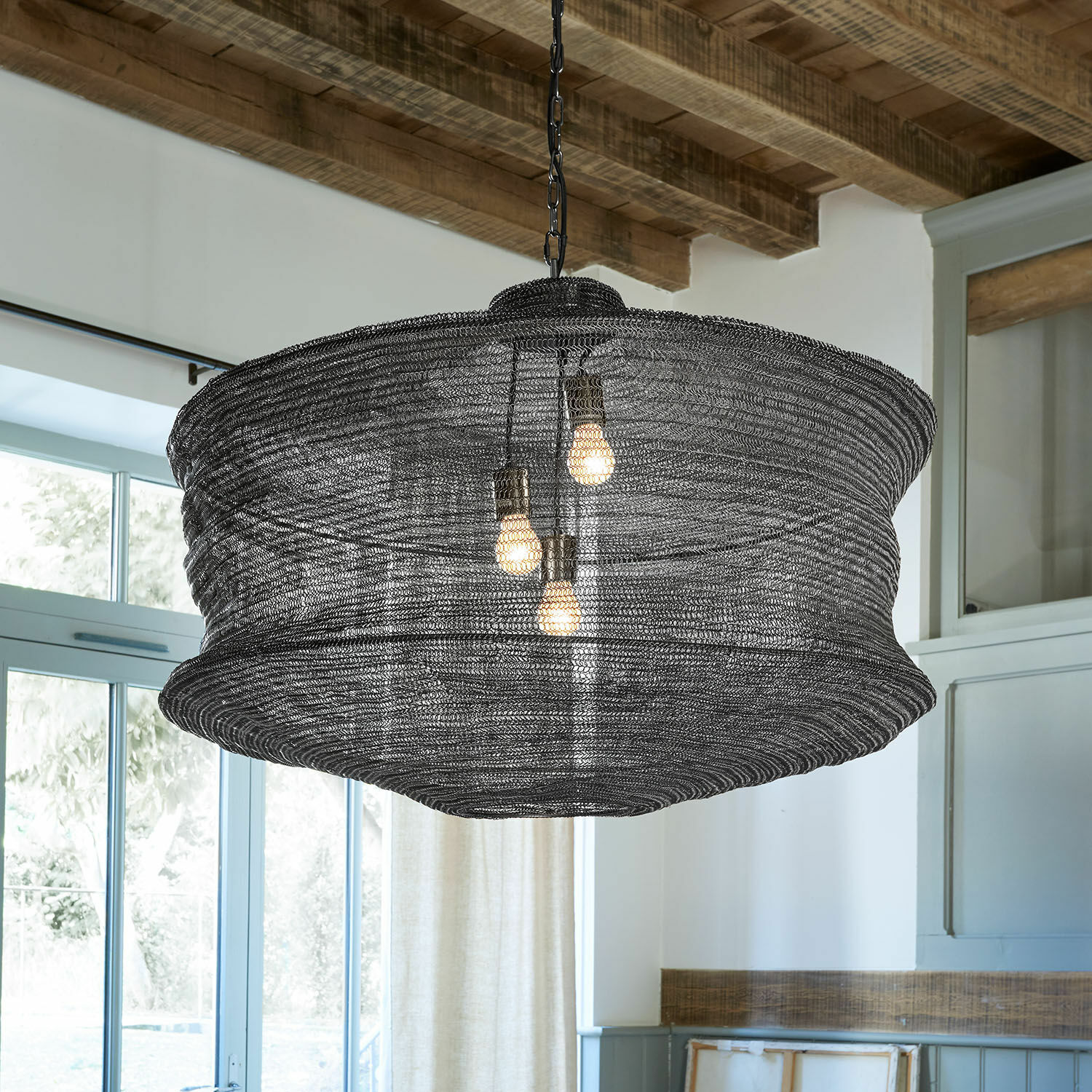 Suspension Valerique Suspension en maille métallique noire avec trois ampoules, luminaire moderne pour salon