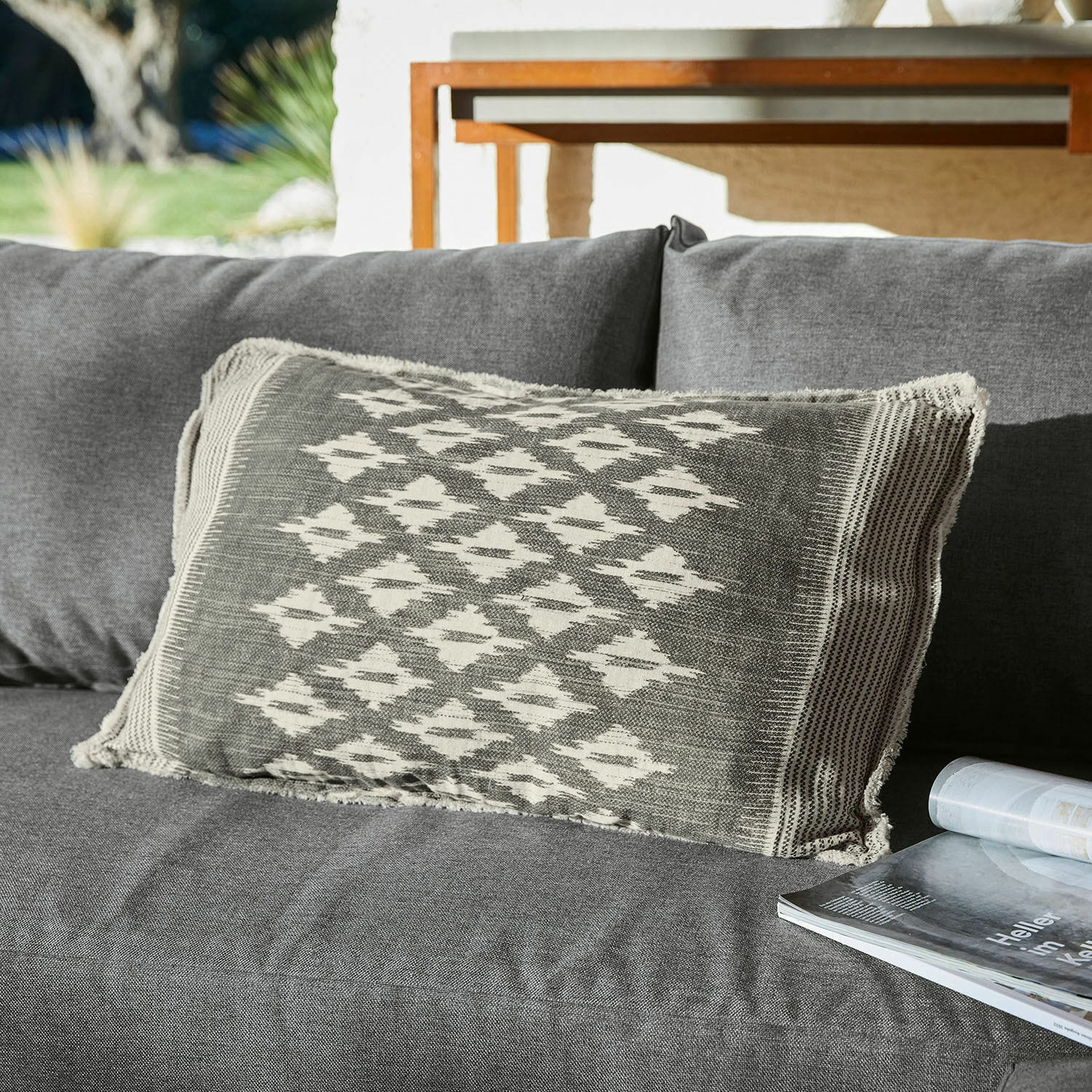 Housse de coussin Gravelines Coussin décoratif gris avec motif géométrique sur canapé gris, textile d'intérieur moderne