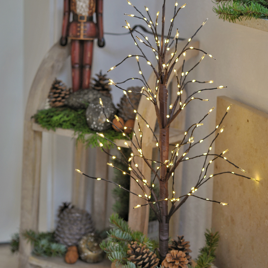 Arbre lumineux décoratif en matériau marron avec LED blanches chaudes et pommes de pin décoratives