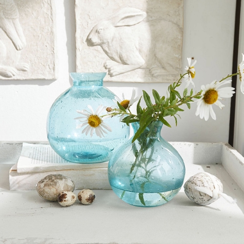 Vases en verre bleu transparent avec fleurs de marguerite, décoration de table lumineuse et naturelle