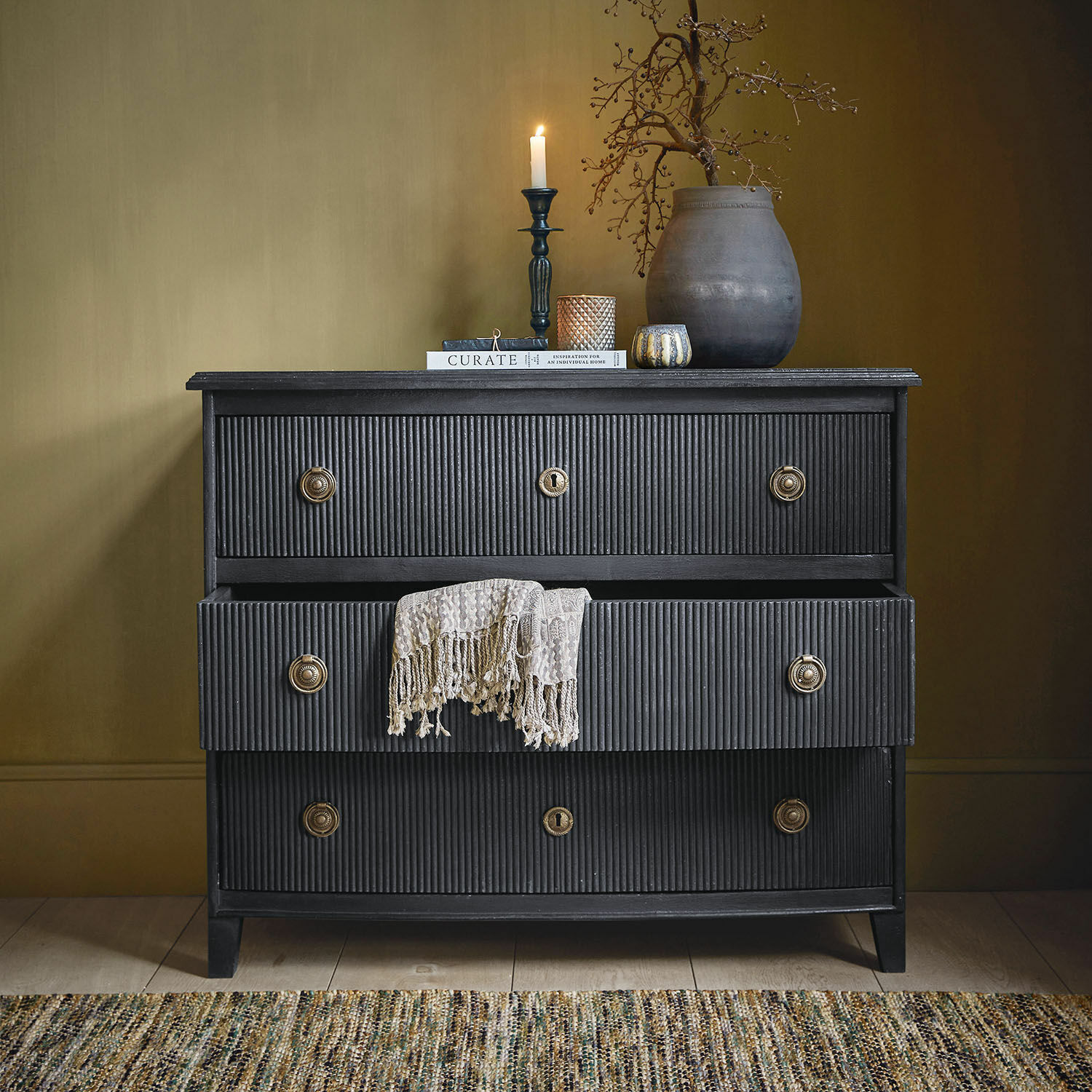 Commode Boissiére Commode noire en bois avec trois tiroirs et une couverture décorative beige, style vintage