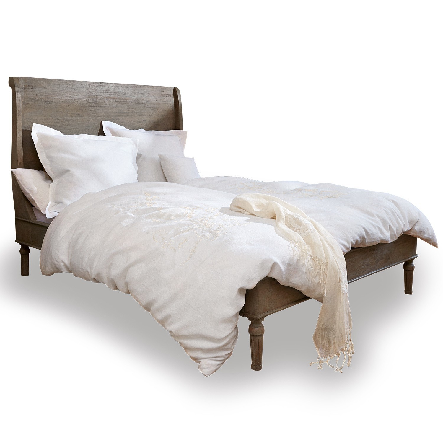 Lit Saint-Germier Lit en bois gris avec literie blanche et écharpe claire sur le bord, style rustique élégant