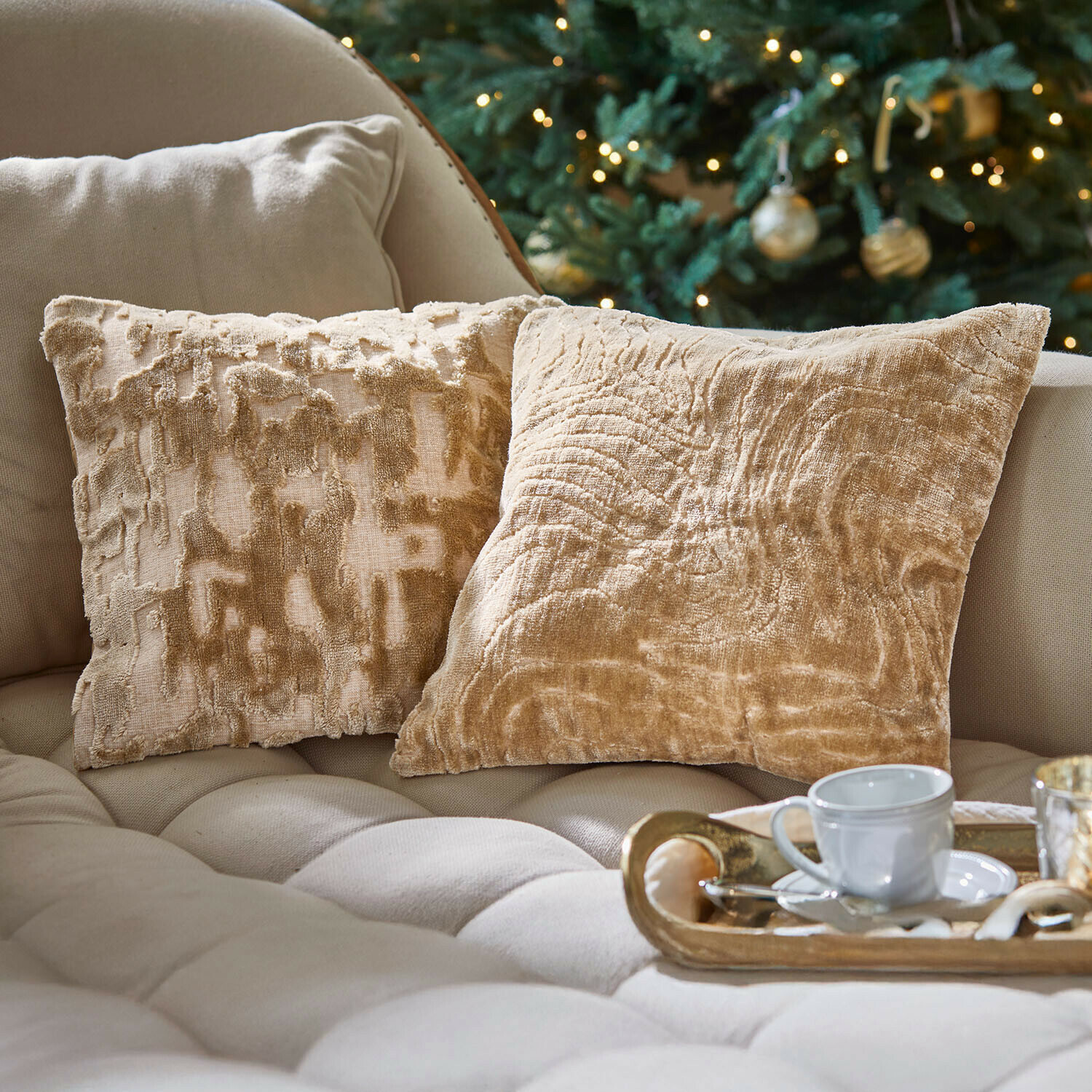 Lot de 2 housses de coussins Doranza Coussins décoratifs beige en tissu doux sur canapé clair, ambiance chaleureuse avec sapin de Noël
