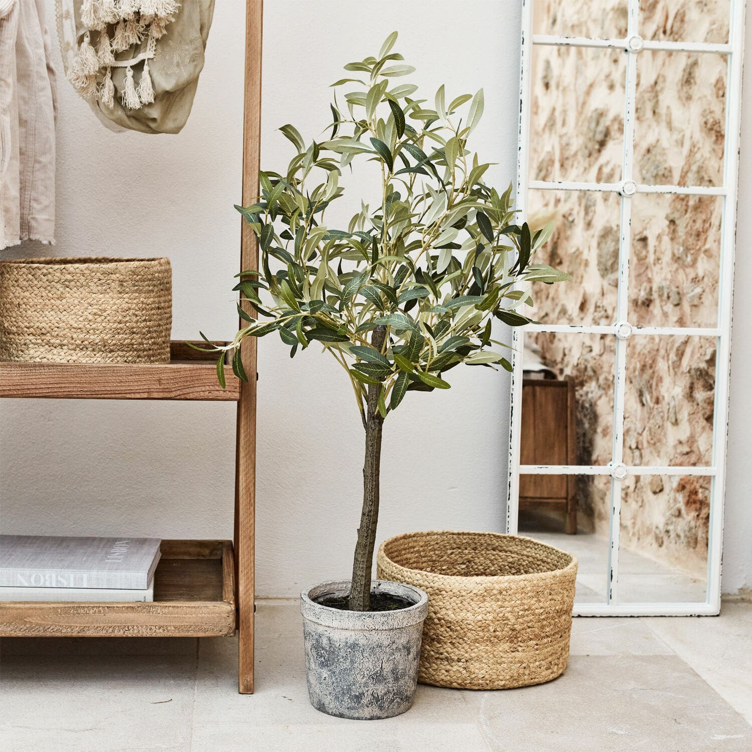 Plante décorative en pot Mariuccia Arbre d'olivier artificiel en pot gris à côté d'un panier en osier et d'un miroir à cadre blanc